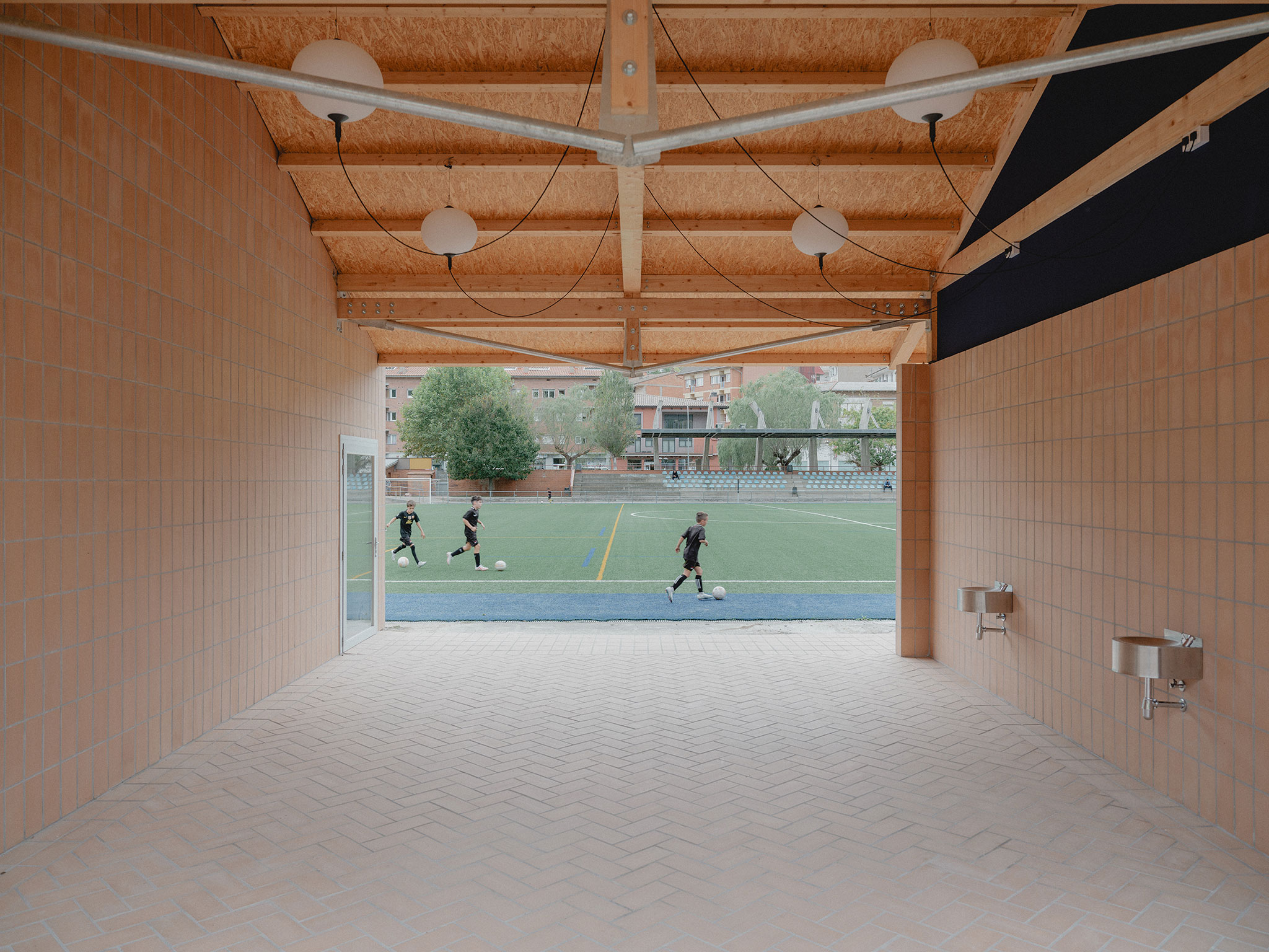 Ripoll, sports centre by MH.AP + Sergi Serrat. Photograph by Pol Masip 