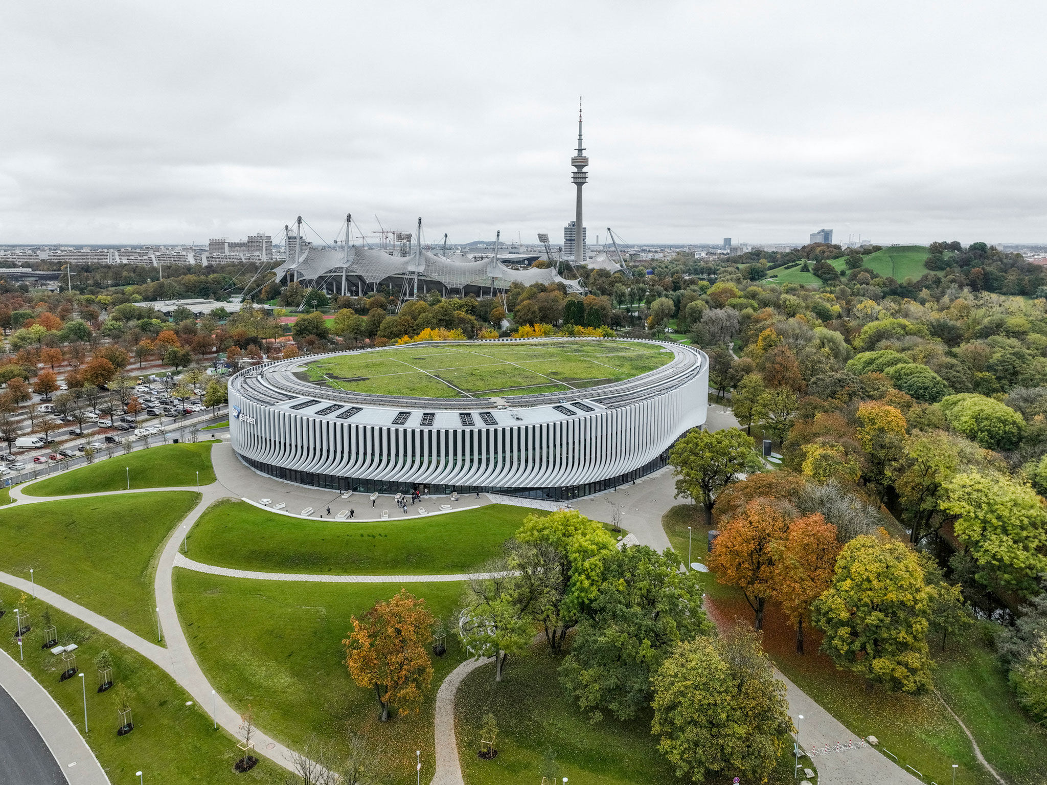 SAP Garden, a new arena in Munich's Olympic Park, by 3XN. Photograph Rasmus Hjortshoj.  SAP Garden, nuevo estadio del Parque Olímpico de Múnich, por 3XN. Fotografía por Rasmus Hjortshoj.