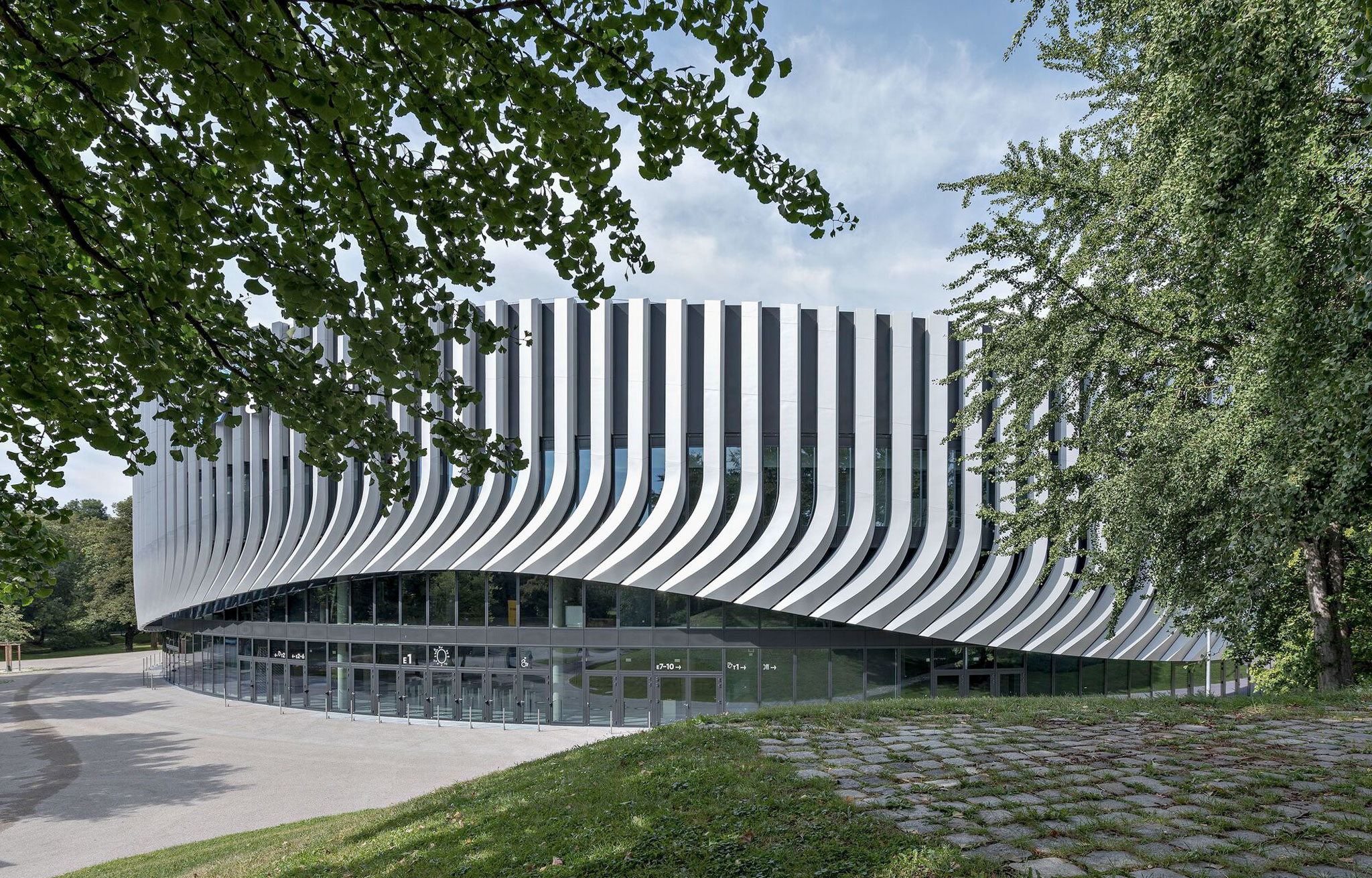 SAP Garden, nuevo estadio del Parque Olímpico de Múnich, por 3XN. Fotografía por Rasmus Hjortshoj.