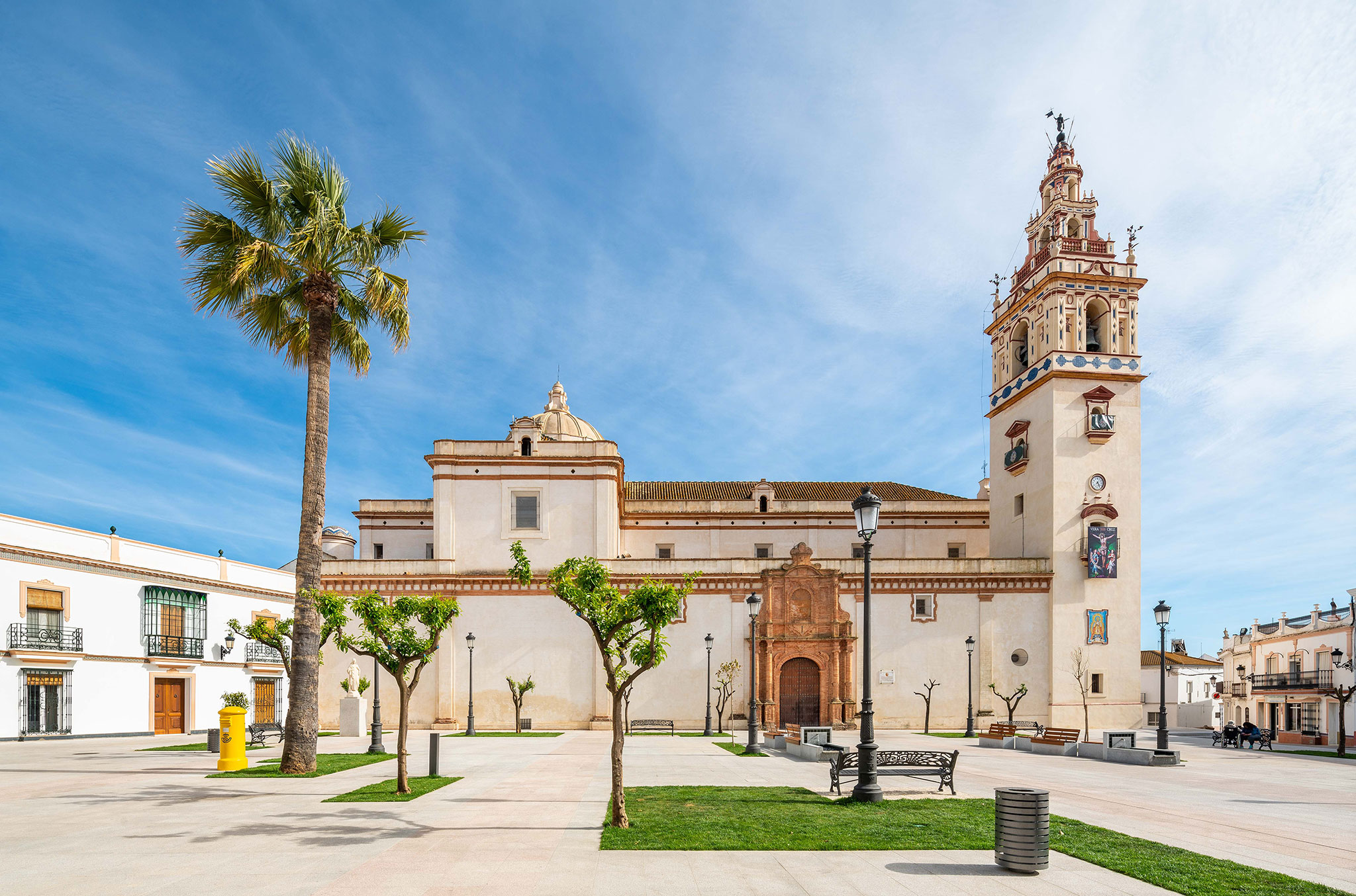 Reforma de la plaza de la iglesia de Moguer por AHAUS arquitectos. Fotografía por Pablo Diaz-Fierros.