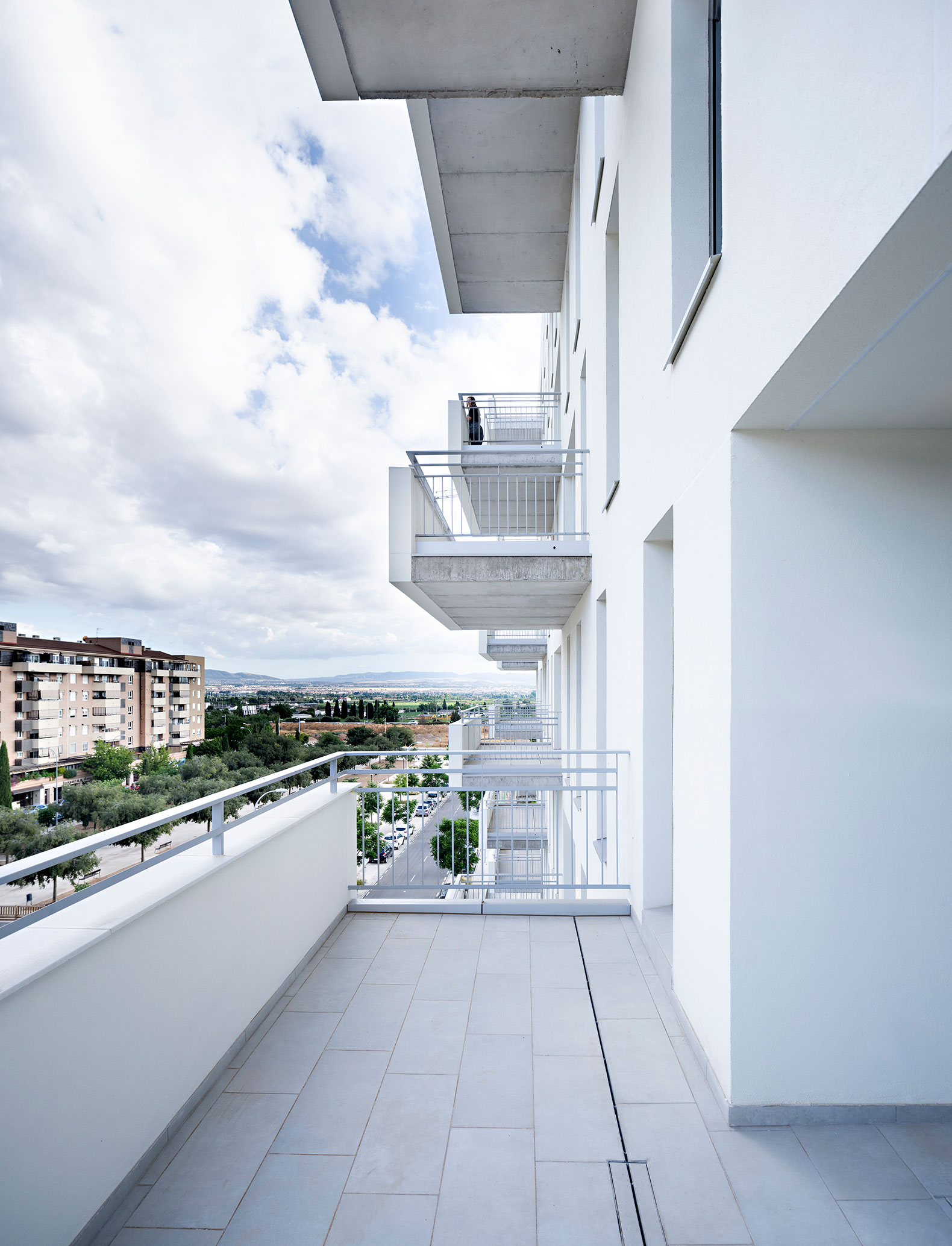 Edificio Residencial Alborada en Granada por Alejandro Muñoz Miranda. Fotografía por Javier Callejas Sevilla