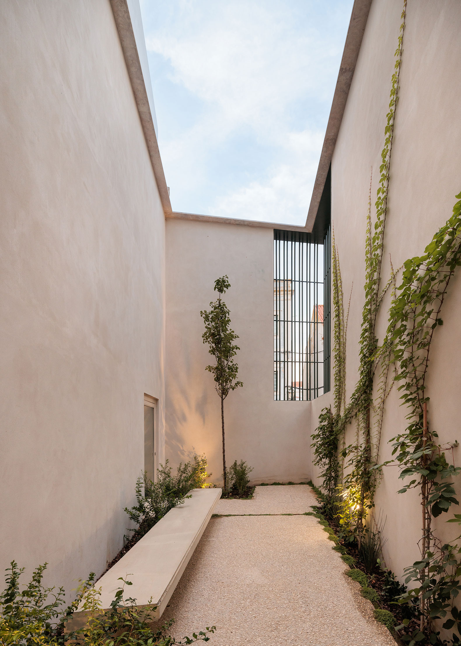 Jardim da Galeria Municipal by Bak Gordon Arquitectos + RM Arquitectura. Photograph by Francisco Nogueira