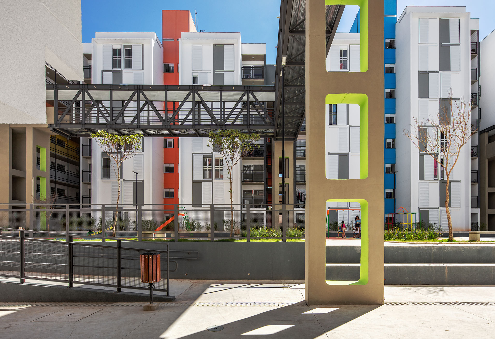 Nuevo bloque para el complejo de viviendas Heliópolis por Biselli Katchborian Arquitetos Associados. Fotografia por Nelson Kon.