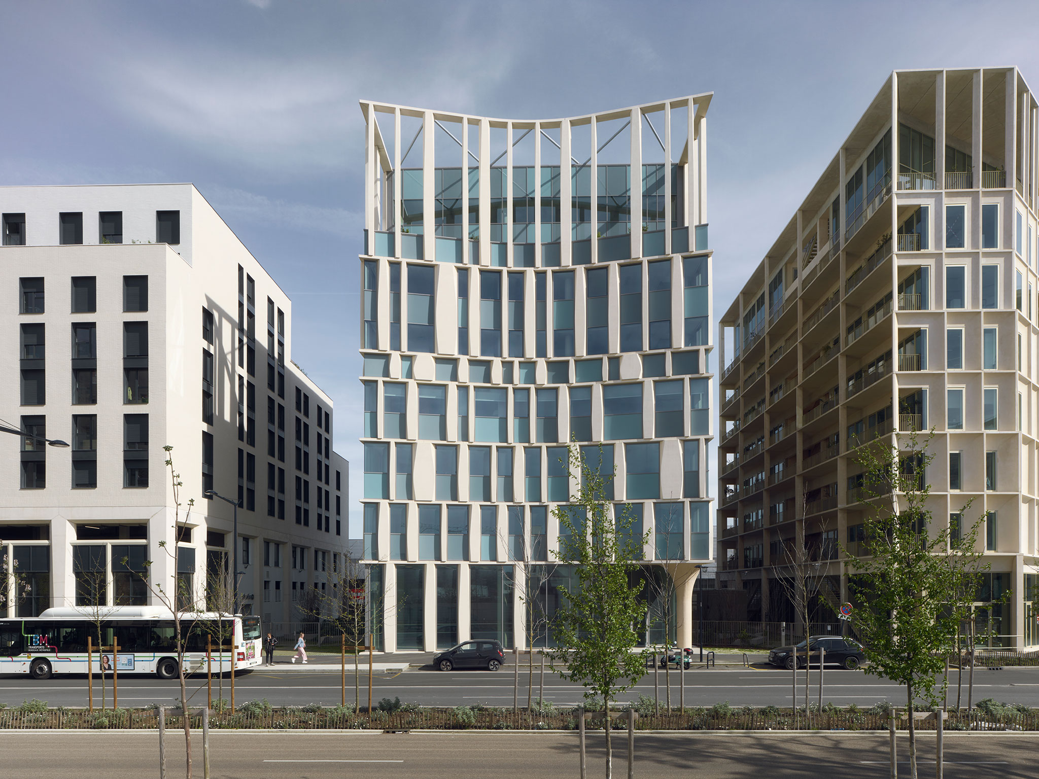 Edificio de oficinas L’Ark Belvédère por Cino Zucchi Architetti. Fotografía por Fabrice Fouillet.