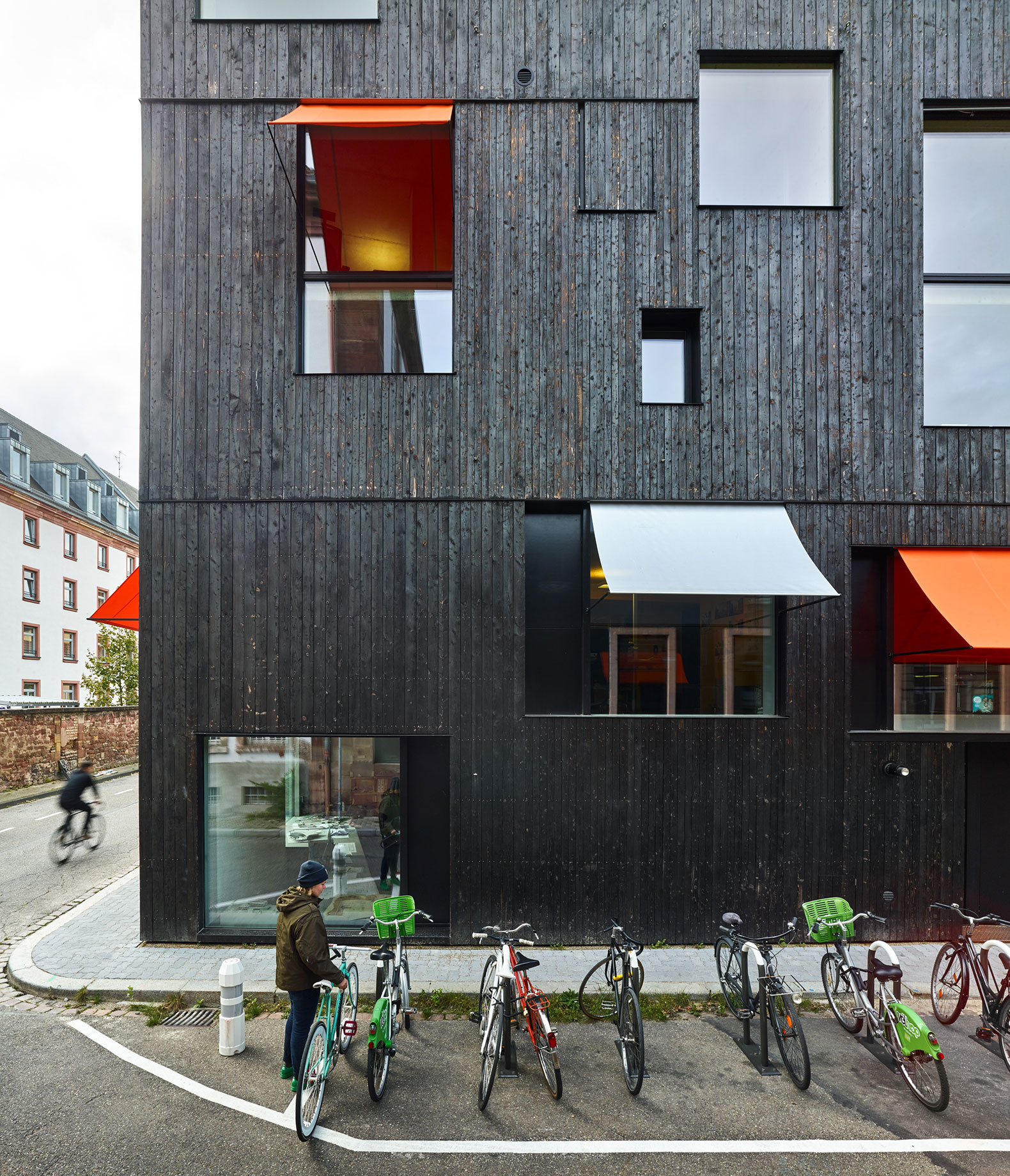 Edificio de uso mixto en Estrasburgo por Dominique Coulon & associés. Fotografía por Eugeni Pons.