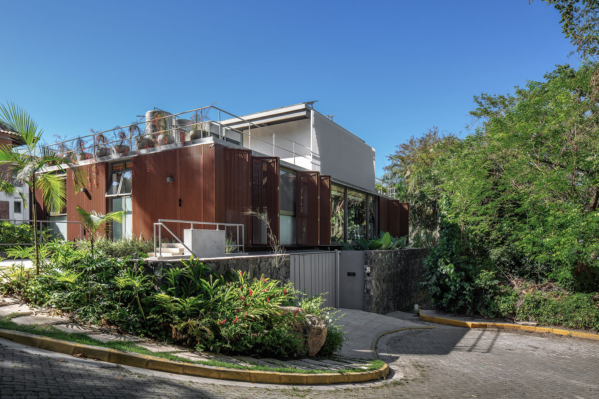 Guaecá House by Estúdio Rossi. Photograph by André Scarpa.