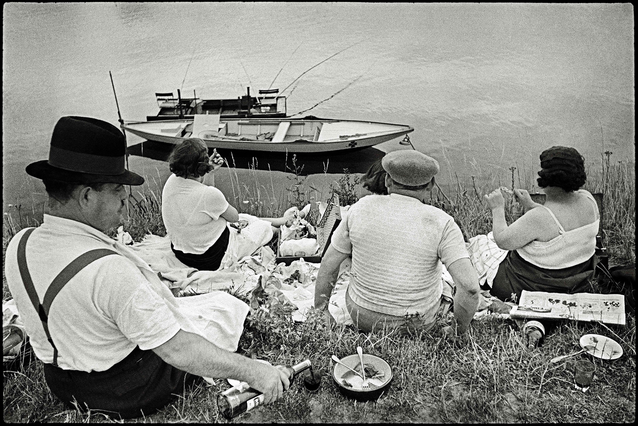 Sunday on the banks of the Seine, in Juvisy-sur-Orge, France, 1938. Silver copy in gelatin. Photograph courtesy of Fondation Henri Cartier-Bresson / Magnum Photos.