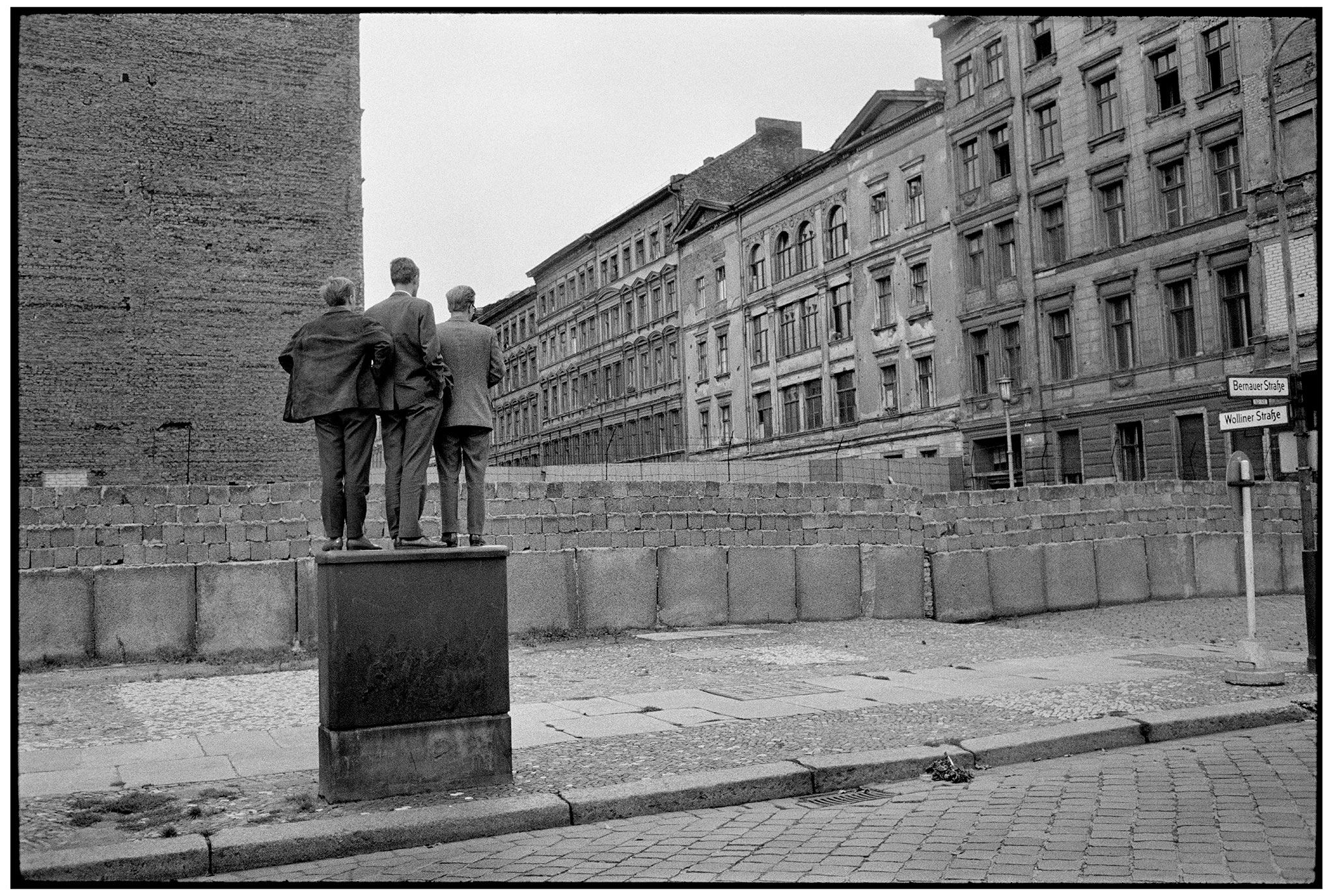 The Wall in West Berlin, Germany, 1962. Gelatin silver copy. Photograph courtesy of Fondation Henri Cartier-Bresson / Magnum Photos.