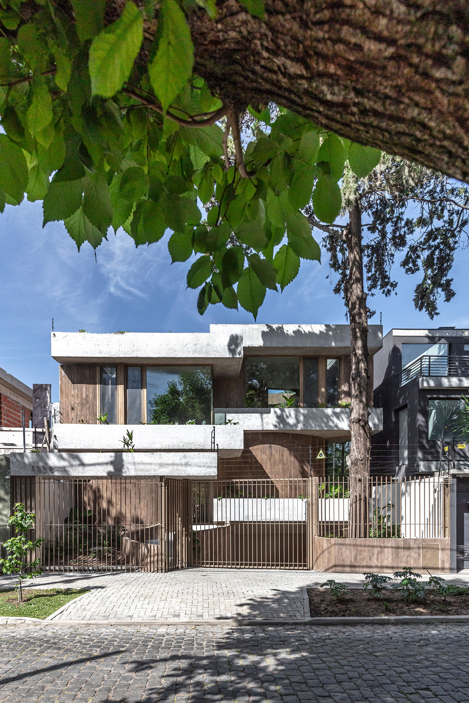 Casa Bosque por GRIZZO Studio. Fotografía por Federico Kulekdjian