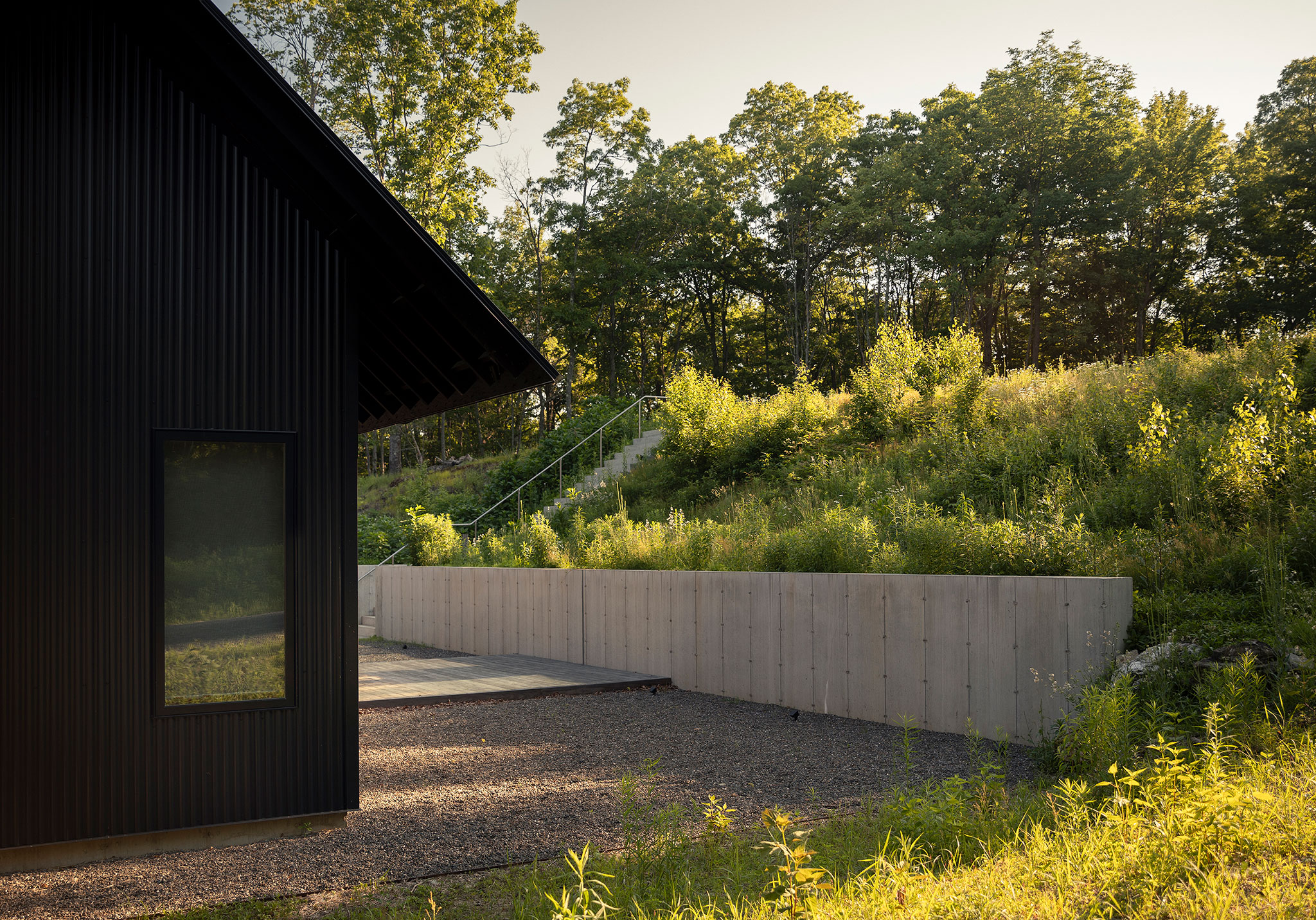 Casa en una pradera por Group Projects Architecture. Fotografía por Nicholas Venezia.