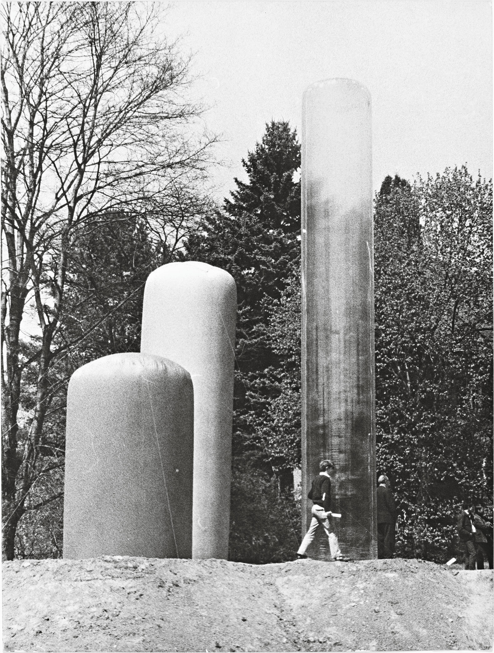 Vue de l'installation "Pneumatische Strukturen" [Structures pneumatiques]. Installation de trois gonflables monumentaux, exposition « Österreichische Bildhauer der Gegenwart » [Sculpteurs autrichiens contemporains], Kapfenberg (Autriche), 1967. Tirage photographique sur papier, 23,5 × 18 cm, Photographie : Karin Mack. Centre Pompidou, Musée national d’art moderne – Centre de création industrielle, Paris. Collection de la famille Hollein, don de la Clarence Westbury Foundation, 2016. Fotografía cortesía por Private Archive Hollein, Centre Pompidou, MNAM-CCI/Janeth Rodriguez-Garcia/Dist. GrandPalaisRmn. Fotografía por Karin Mack, accord reçu.