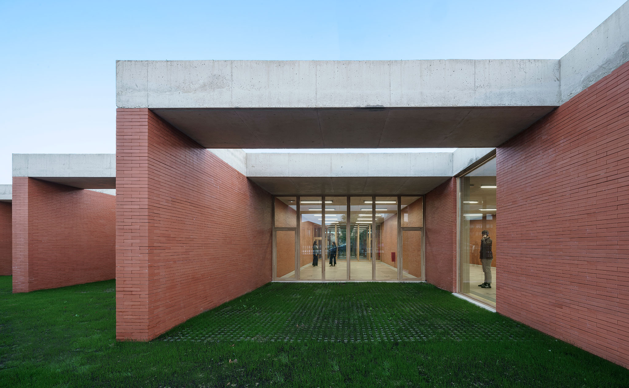 Red Cross Headquarters by Israel Alba Estudio. Photograph by Jesús Granada.