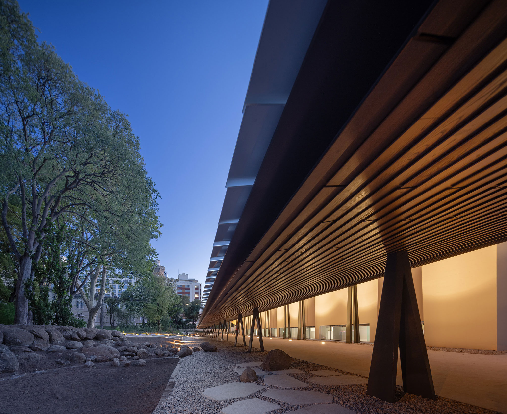 Centro de Arte Moderna Gulbenkian by KKAA. Photograph by Fernando Guerra.  Centro de Arte Moderna Gulbenkian por KKAA. Fotografía por Fernando Guerra.