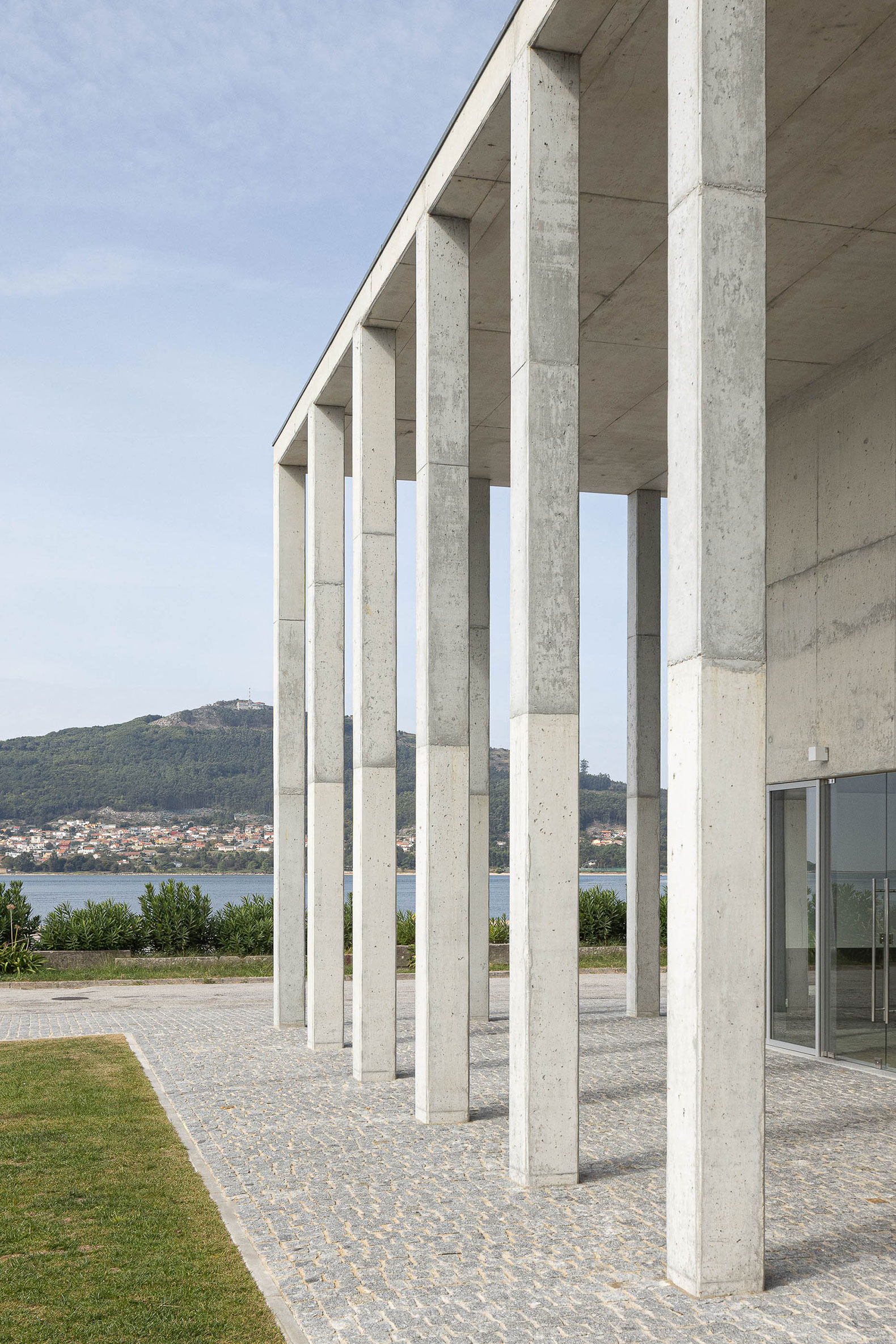 Caminha Market by Loftspace and Tiago Sousa. Photograph by Ivo Tavares. Mercado de Caminha, por Loftspace y Tiago Sousa. Fotografía por Ivo Tavares.