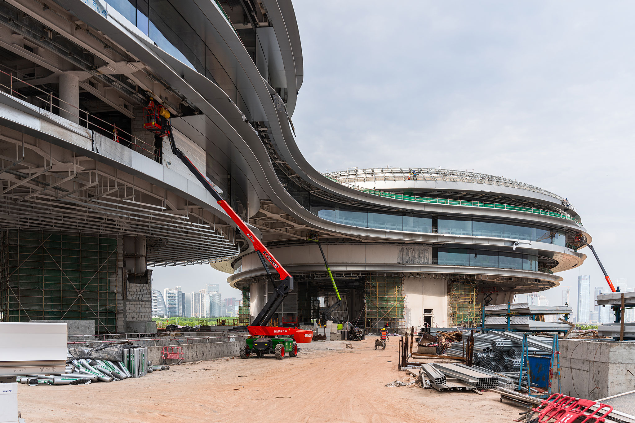   Under Construction The Tencent's Headquarters by Ma Yansong / MAD. Photograph by Ma Yansong / MAD