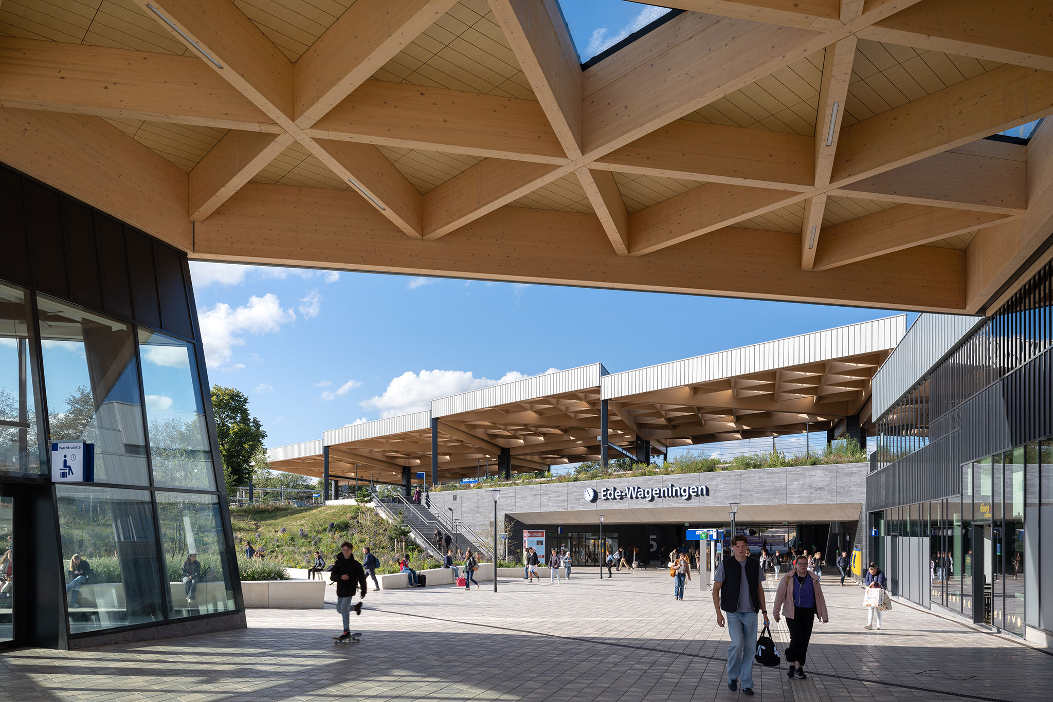 Estación de tren de Ede-Wageningen por Mecanoo. Fotografía por Stijn Poelstra.