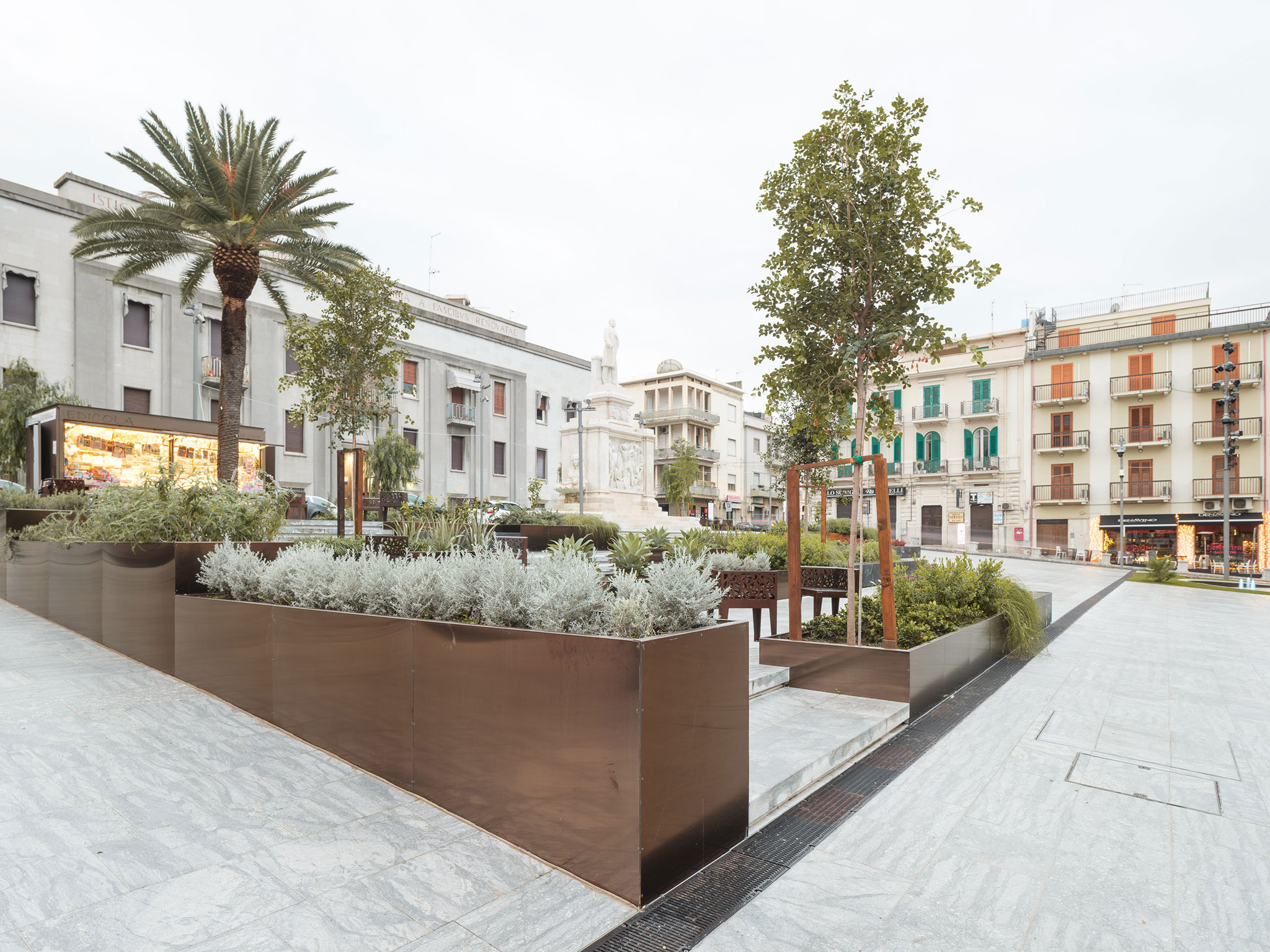 Reurbanización y restauración de la Piazza De Nava y la Piazza Alvaro por MICROSCAPE. Fotografía por Filippo Poli.