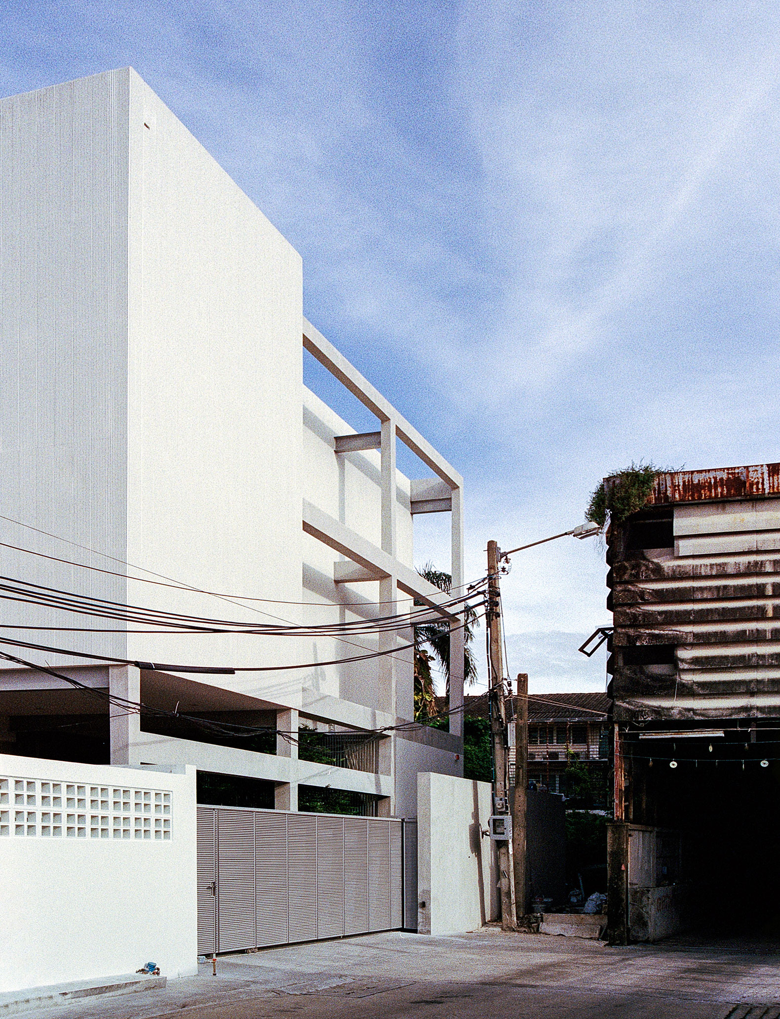 Sebsiri House by PHTAA living design. Photograph by Kukkong Thirathomrongkiat.