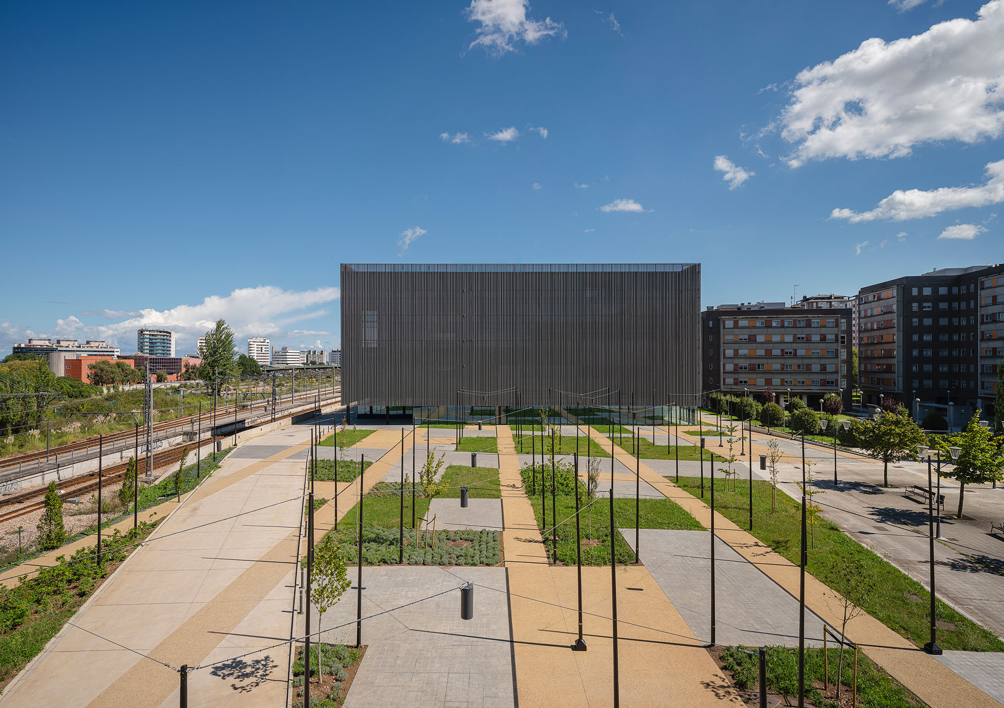 Comisaría para la Policía Local de Gijón por SSARQ + MCVR Arquitectos. Fotografía por Fernando Alda.