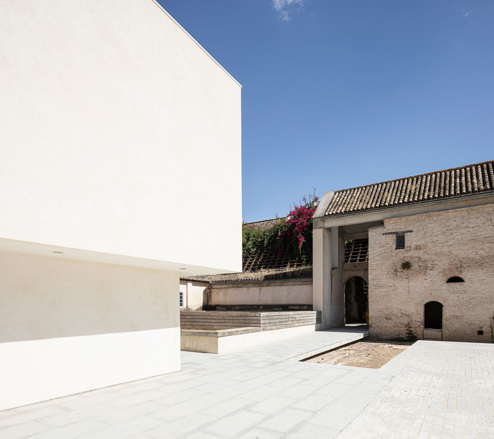 Adaptation of the Lego Cloister of the Monastery of Santa María de las Cuevas by Reina & Asociados. Photograph by Fernando Alda