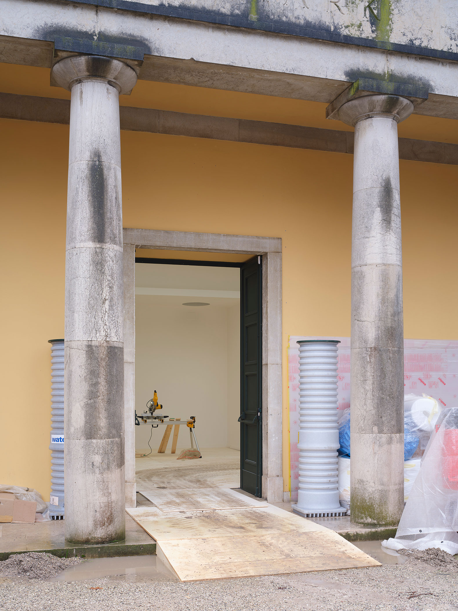 The Danish Pavilion as a Construction Site by Søren Pihlmann. Photograph by Hampus Berndtson.