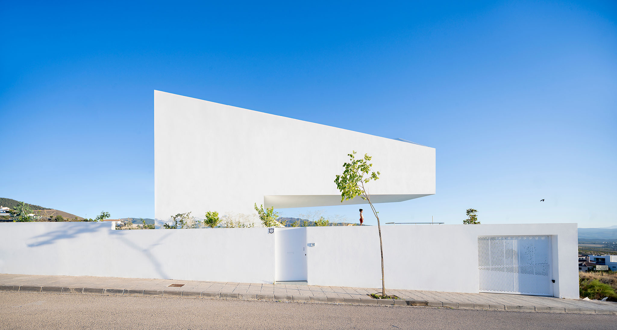 Pool with house by Serrano + Baquero. Photograph by Javier Callejas Sevilla