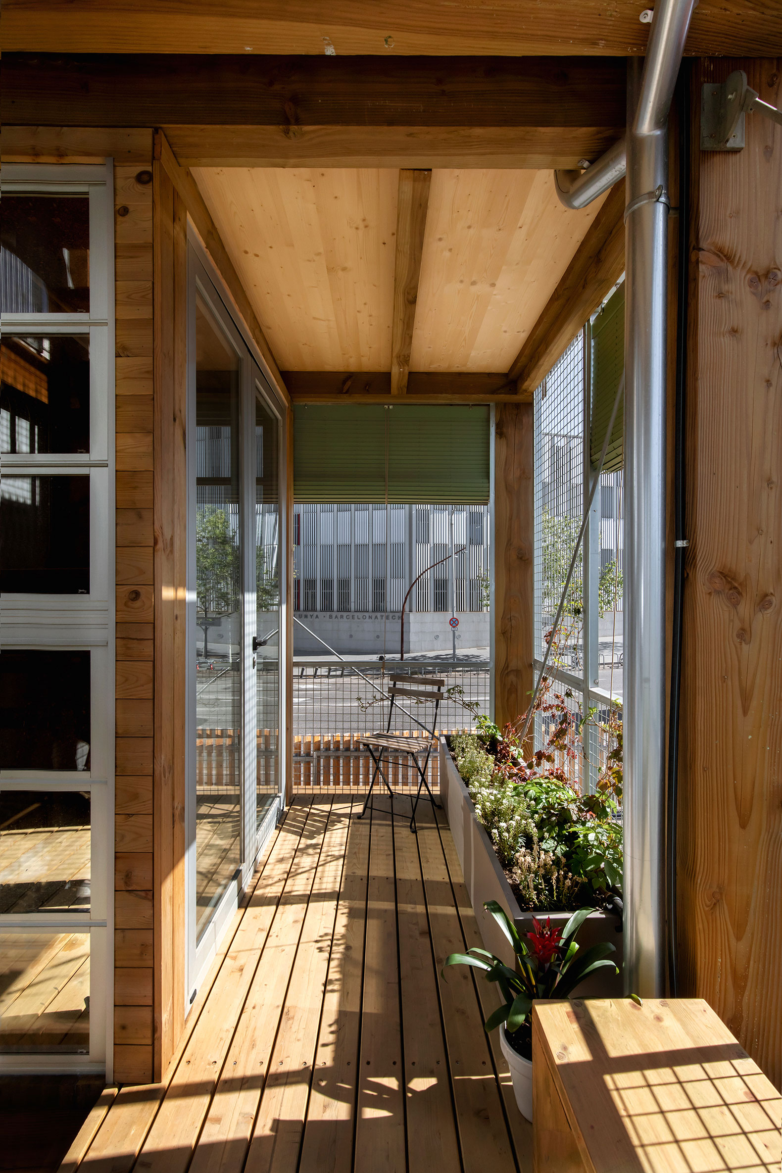 Photograph of the semi-outdoor space of the prototype built on the Diagonal Besòs Campus, designed to be attached to existing multi-family buildings using the “Regenerar Barcelona” system. Photograph by José Navarrete, Coleccionistas de momentos.