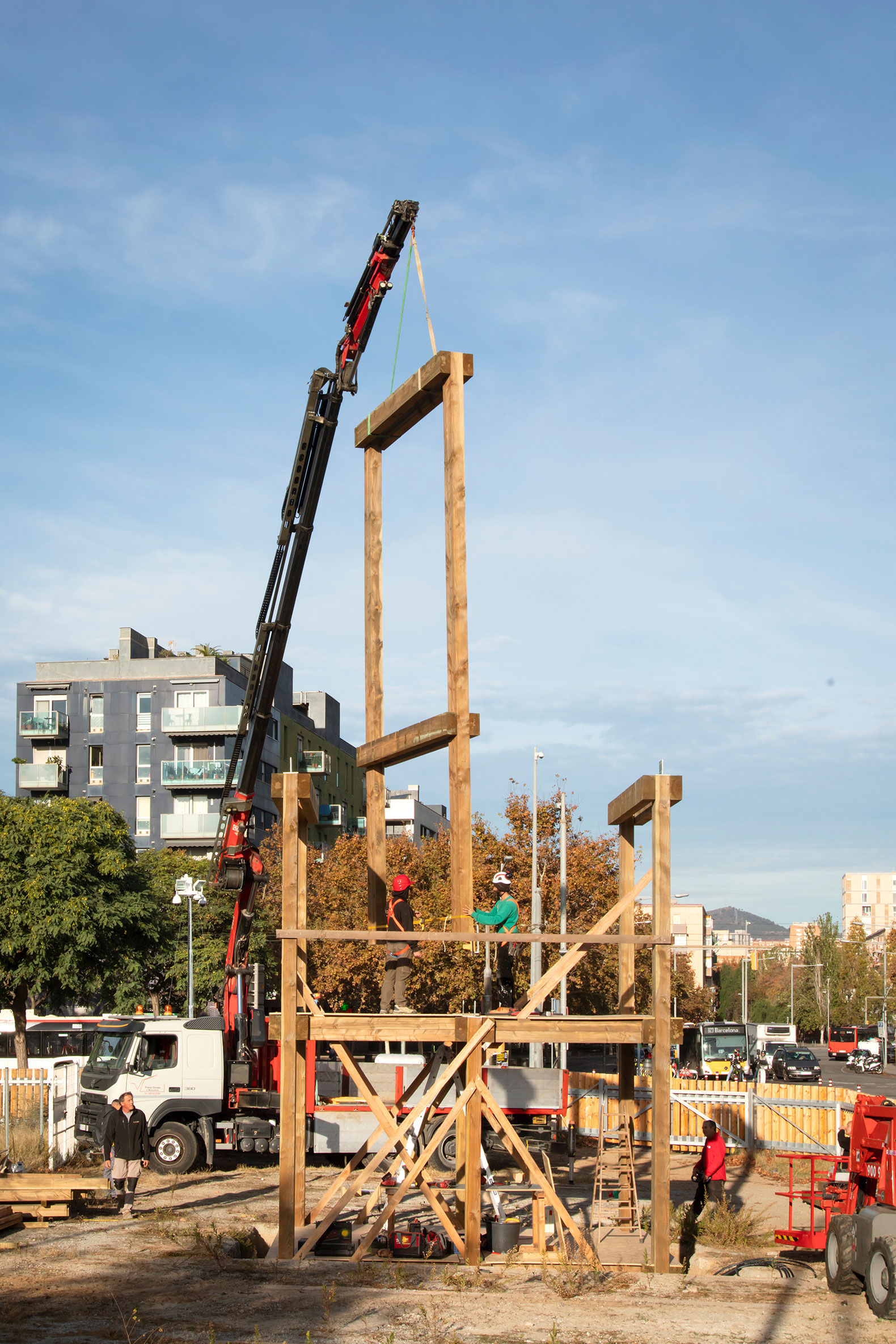 Fotografía del proceso de construcción del prototipo «Regenerar Barcelona», edificado en el Campus Diagonal Besòs a partir de una estructura de pórticos de madera ensamblada en seco y totalmente desmontable. Fotografía por José Navarrete, Coleccionistas de momentos.