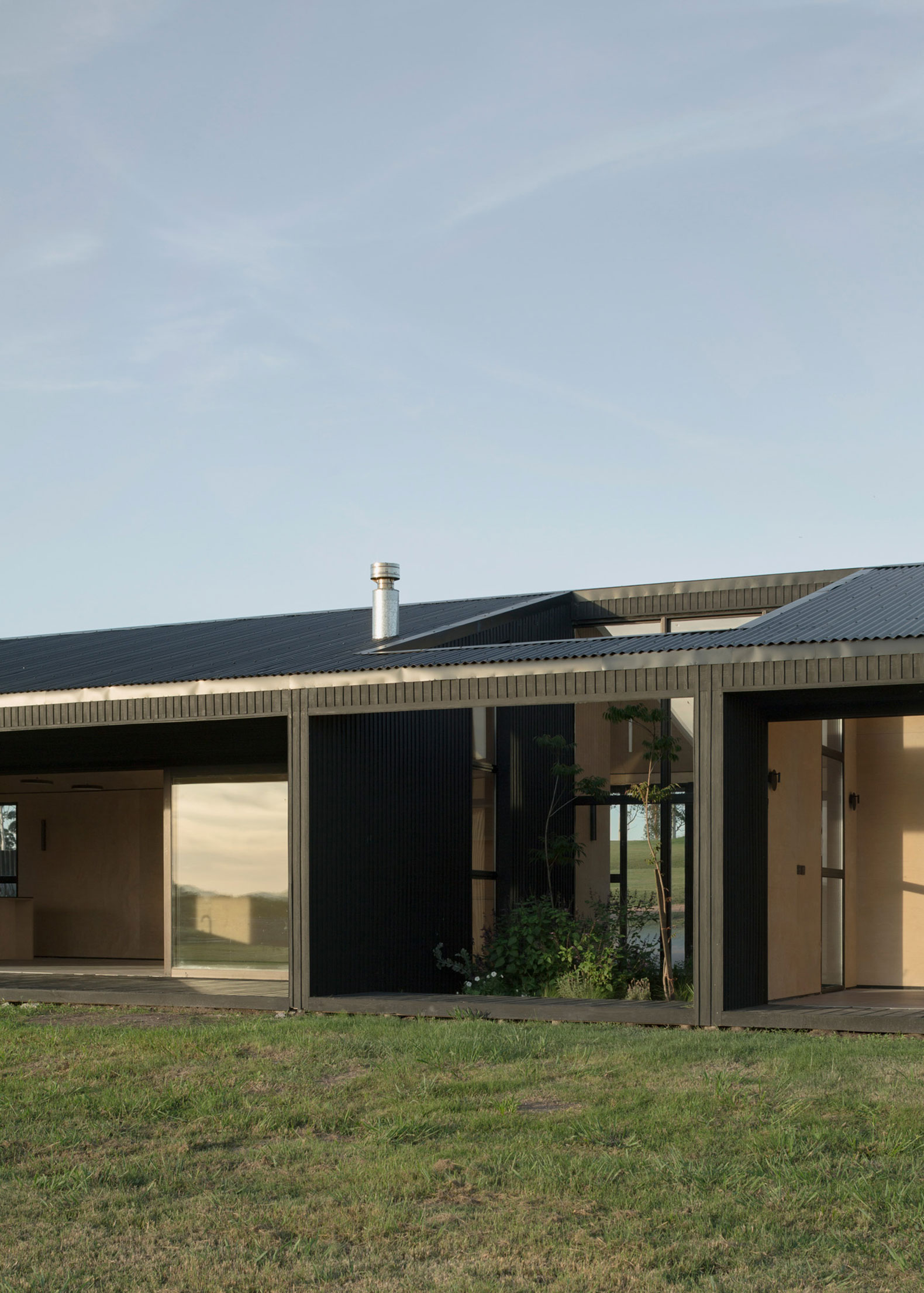 Dos Aguas House por VDV Arquitectura. Photograph by Federico Cairoli