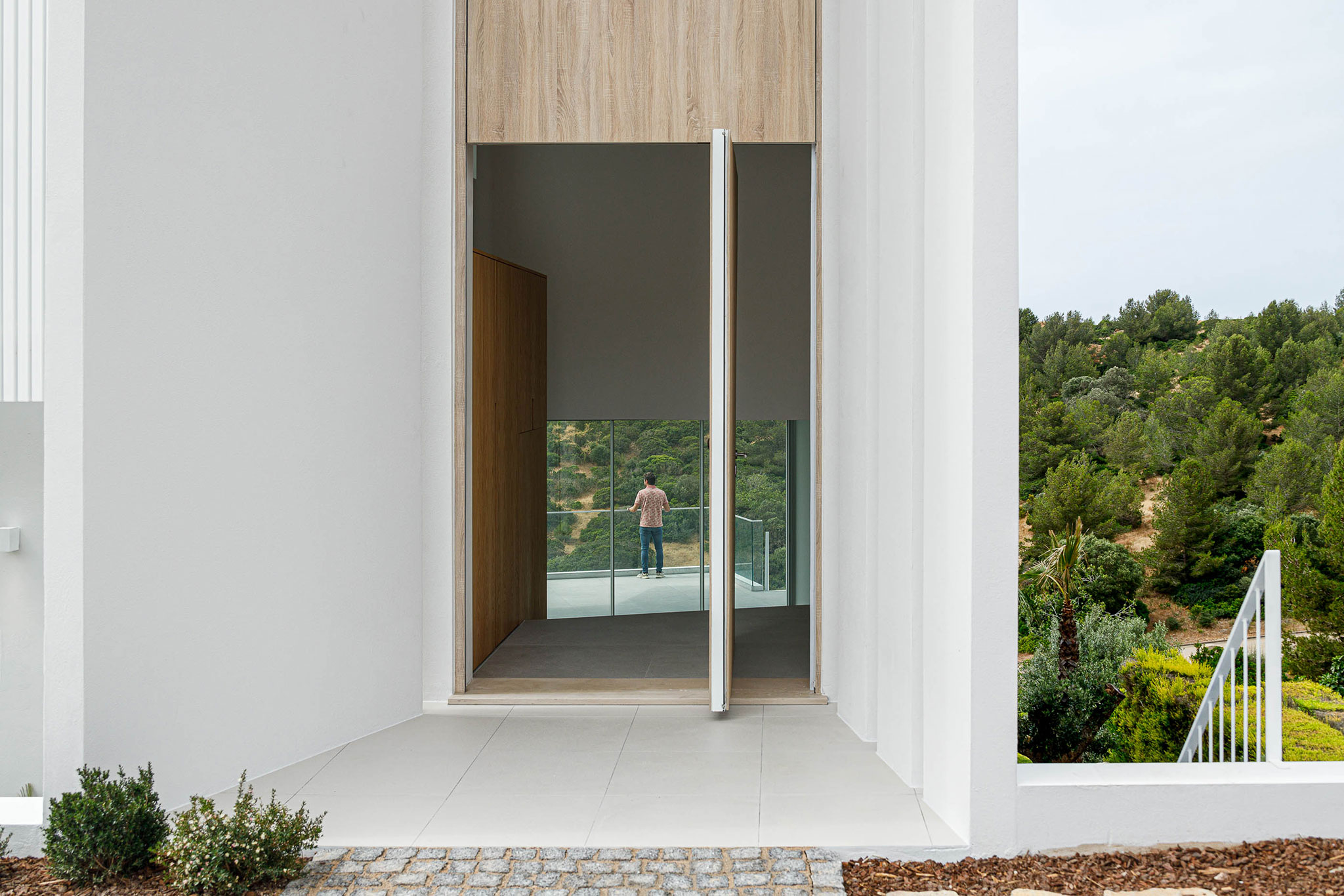 Villa Fortaleza by Vieira de Moura Architects. Photograph by Ivo Tavares Studio