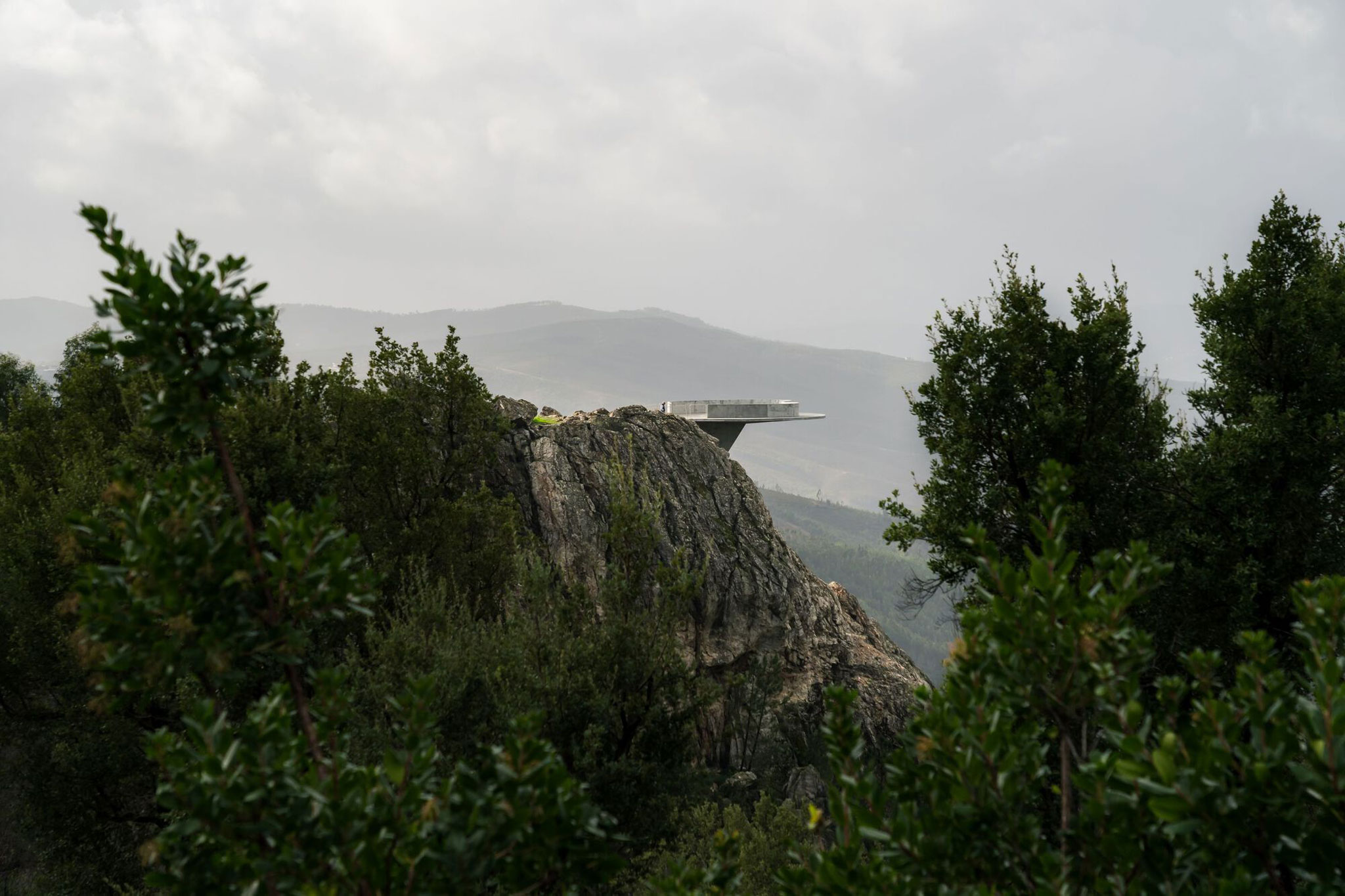 Renovation of the Zebro Viewpoint by Álvaro Siza Vieira. Photograph by Daniel Sousa. Renovación del mirador de Zebro por Álvaro Siza Vieira. Fotografía por Daniel Sousa.