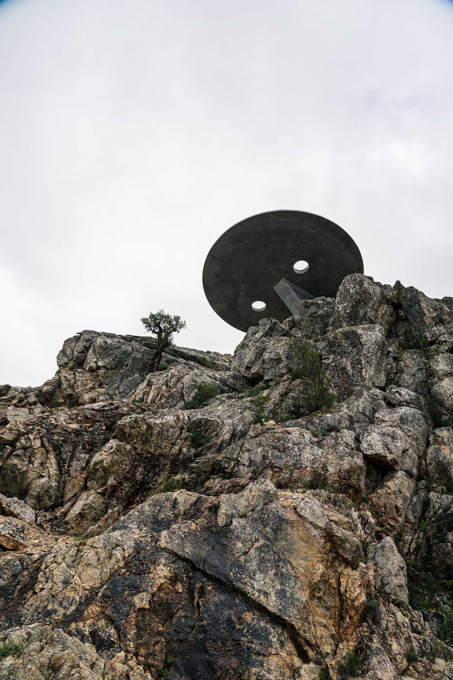 Renovation of the Zebro Viewpoint by Álvaro Siza Vieira. Photograph by Daniel Sousa. Renovación del mirador de Zebro por Álvaro Siza Vieira. Fotografía por Daniel Sousa.