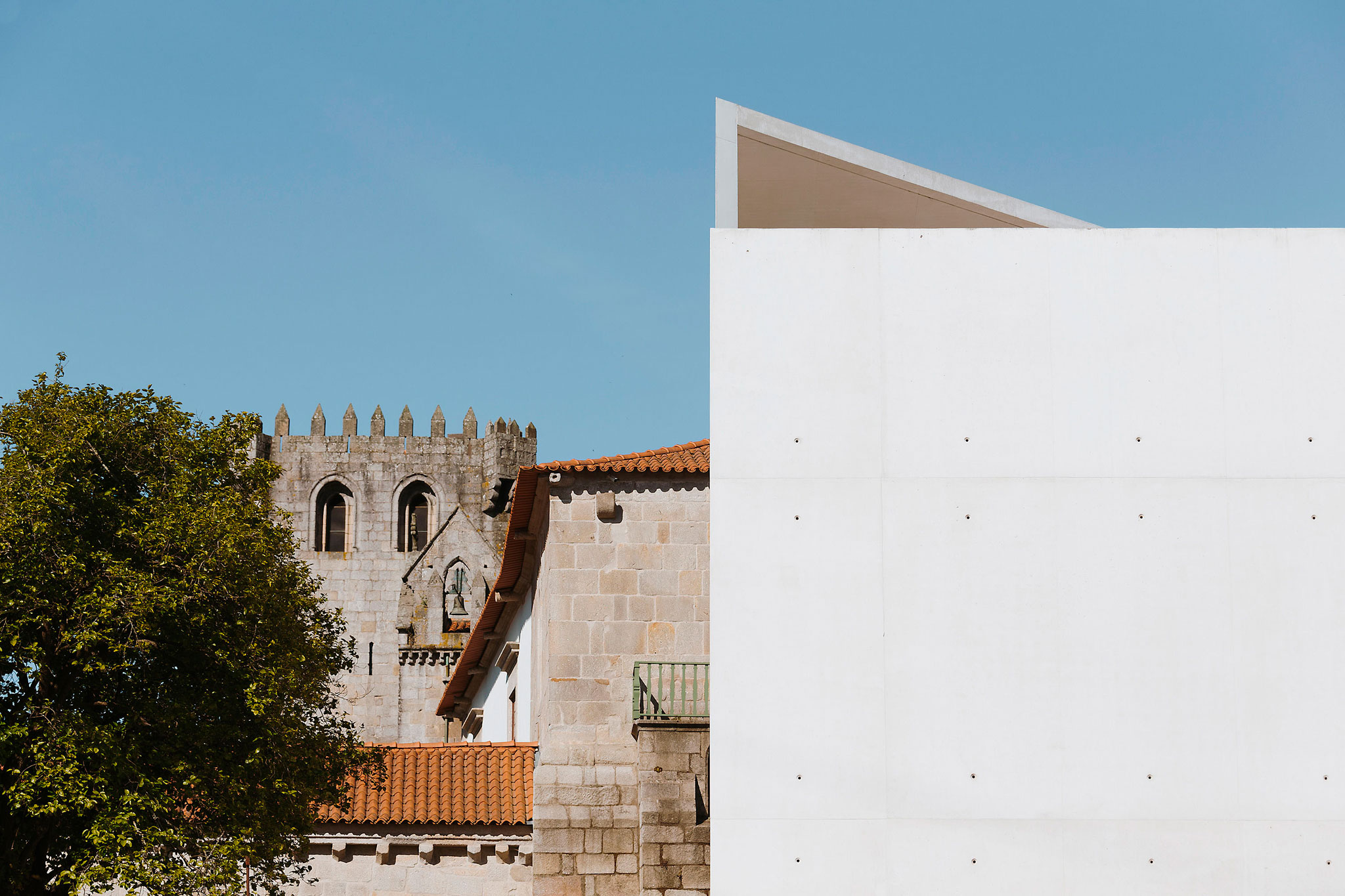 Monastery of Leça do Balio extension by Álvaro Siza. Photograph by Alexandre Delmar.