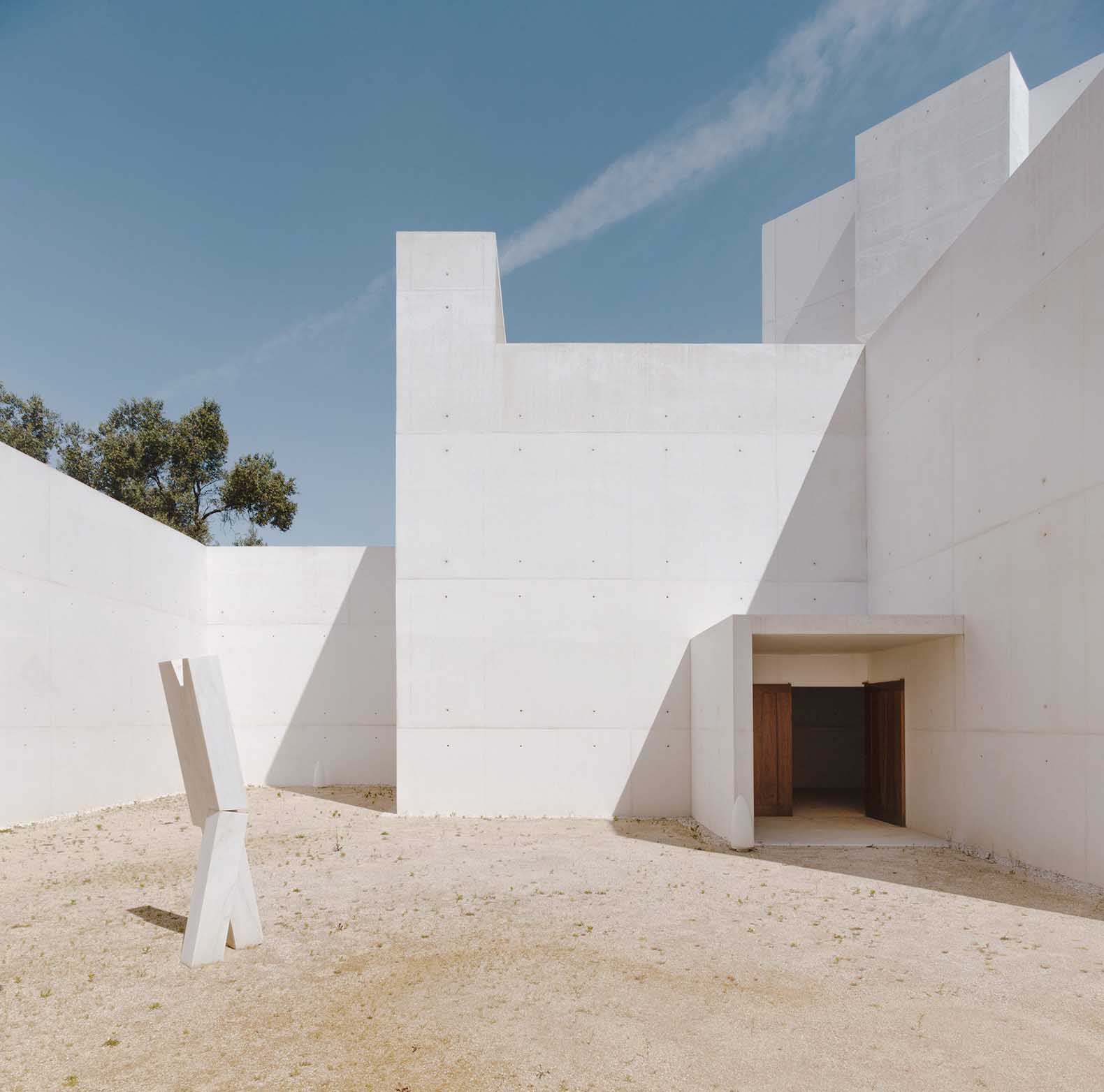 Monastery of Leça do Balio extension by Álvaro Siza. Photograph by Alexandre Delmar.