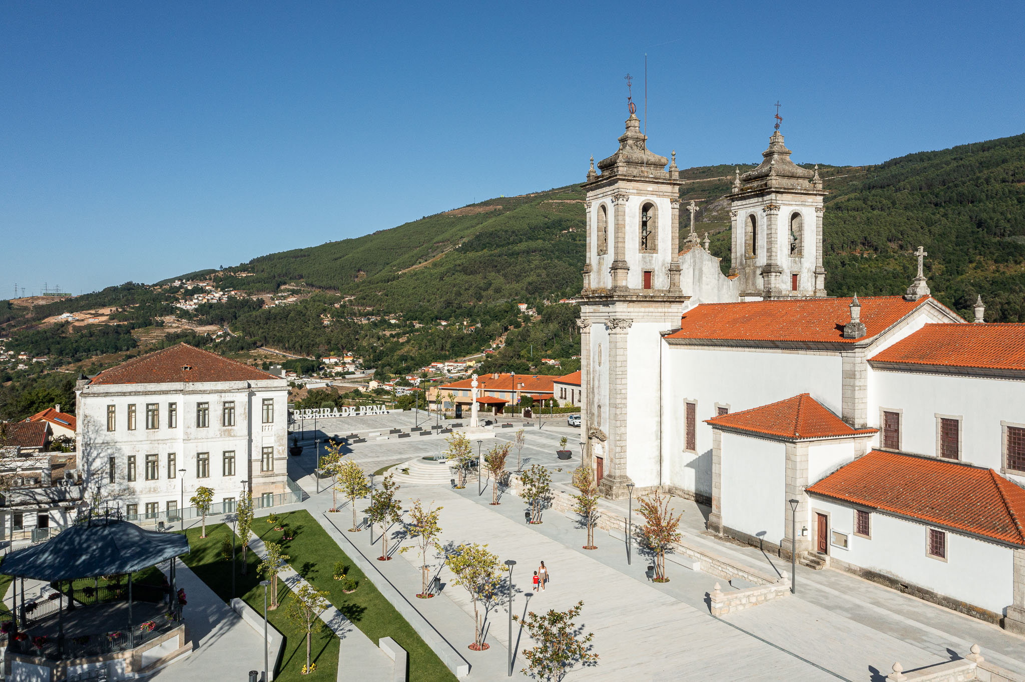 Municipal Square and surroundings of Ribeira de Pena by AXR – Arquitetura e Design. Photograph by Ivo Tavares Studio.