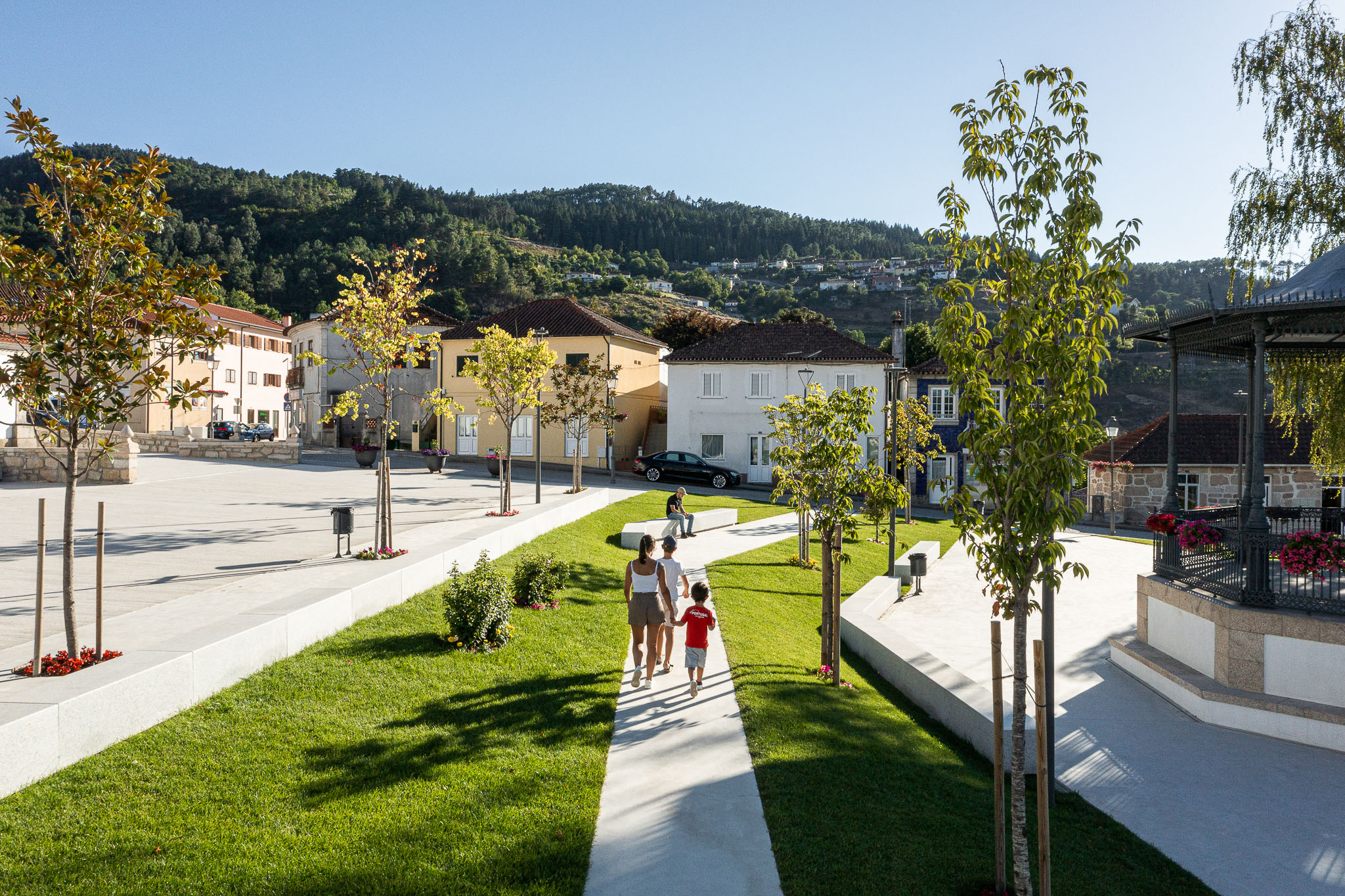 Municipal Square and surroundings of Ribeira de Pena by AXR – Arquitetura e Design. Photograph by Ivo Tavares Studio. Plaza Municipal y entorno de Ribeira de Pena por AXR – Arquitetura e Design. Fotografía del Estudio Ivo Tavares.