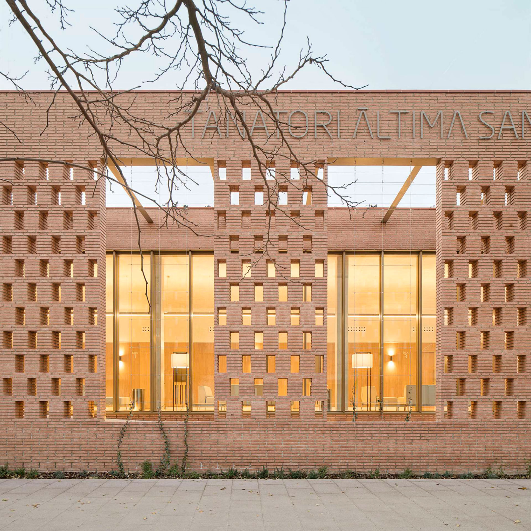 Tanatorio Àltima Sant Andreu- Nou Barris por Batlleiroig. Fotografía por Del Rio Bani.