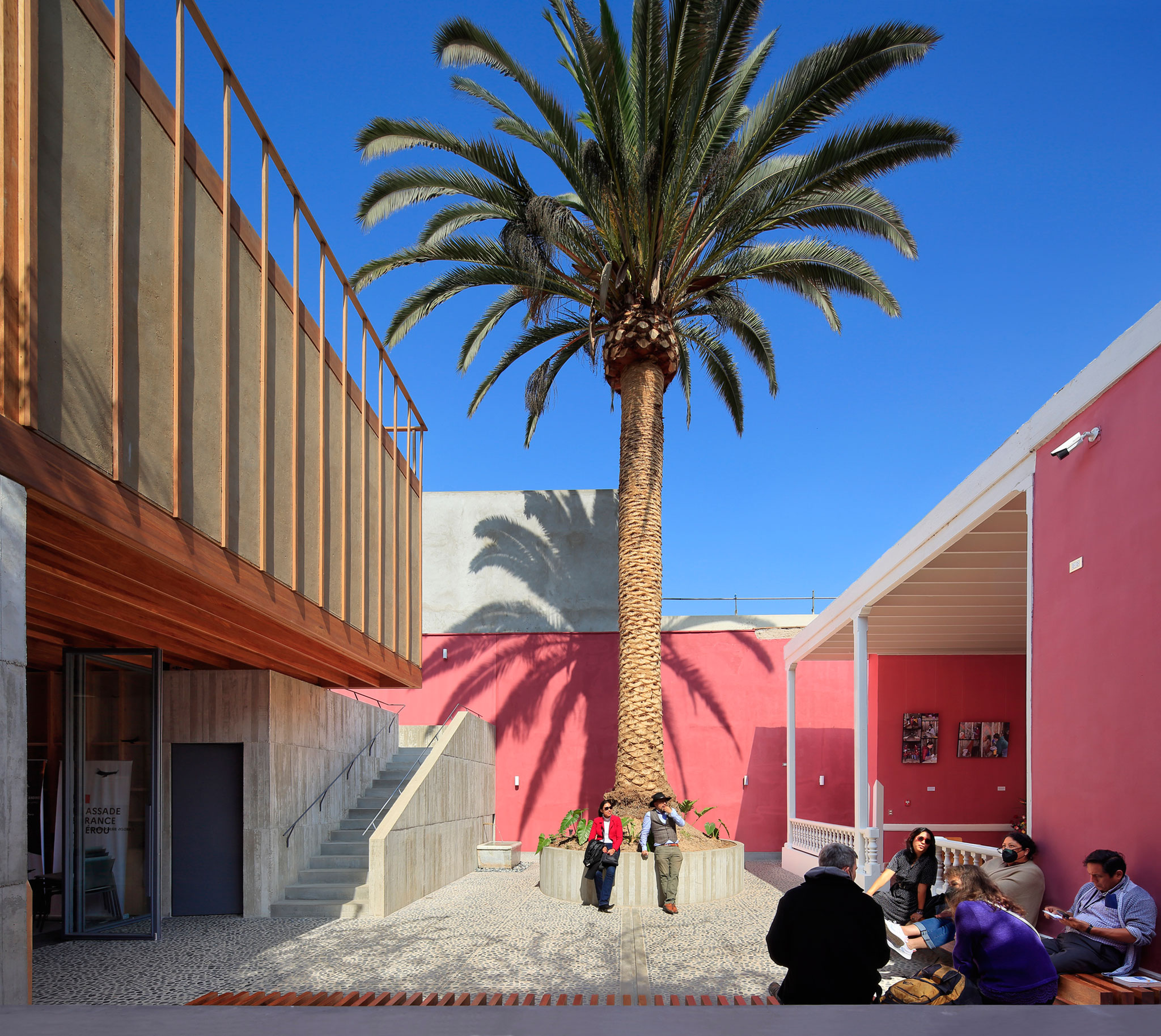 Instituto Francés de Estudios Andinos por José Bauer Silva, Augusto Román Moncagatta, Enrique Santillana Ciriani. Fotografía por Juan Solano.