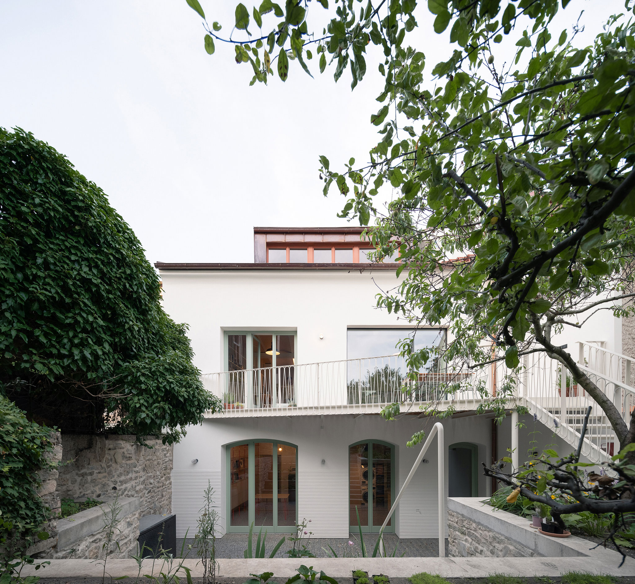 Casa en Kutná Hora por BYRÓ architekti. Fotografía por Alex Shoots Buildings