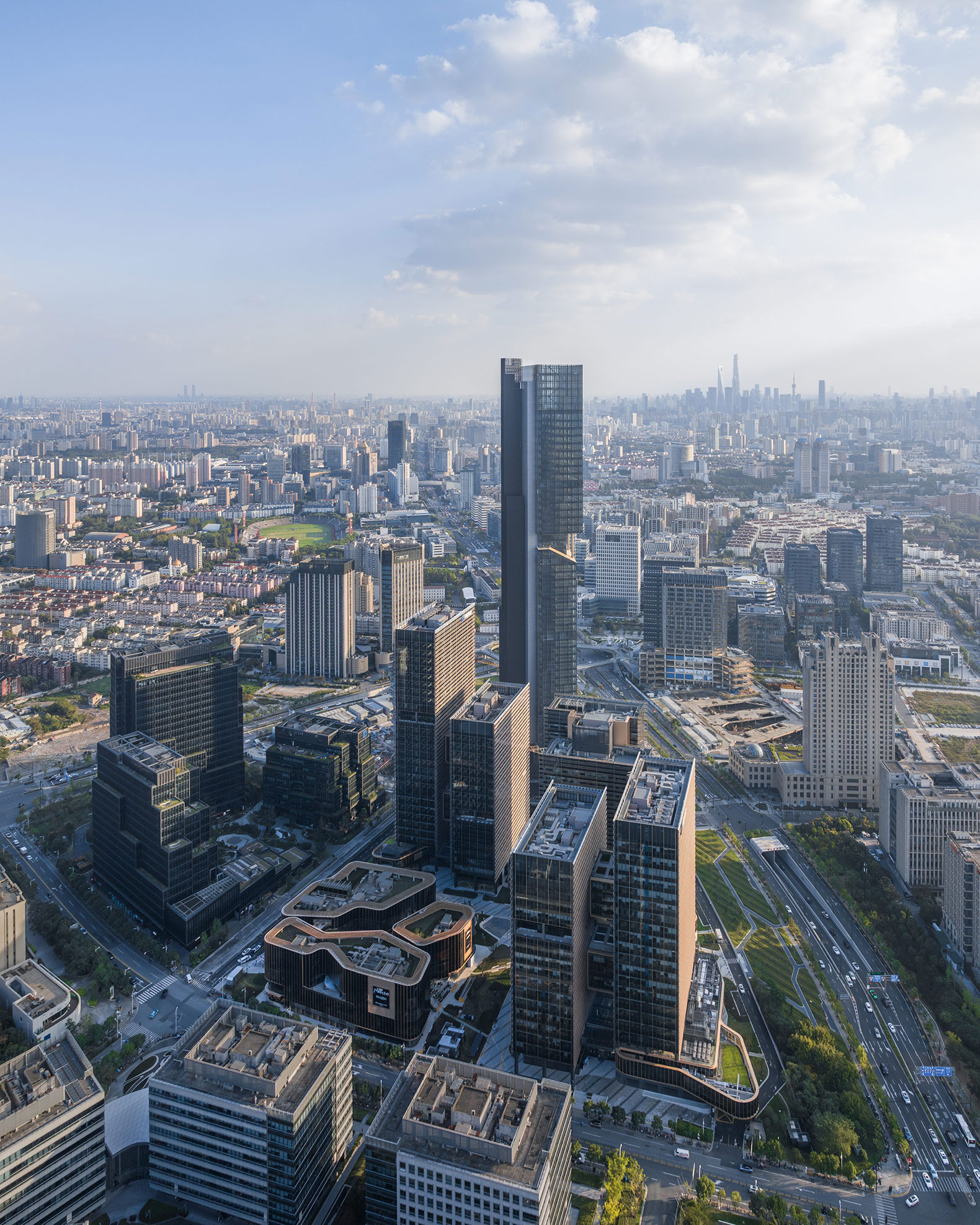 Conjunto multifuncional de oficinas en Shanghai por gmp Architekten. Fotografía por CreatAR.