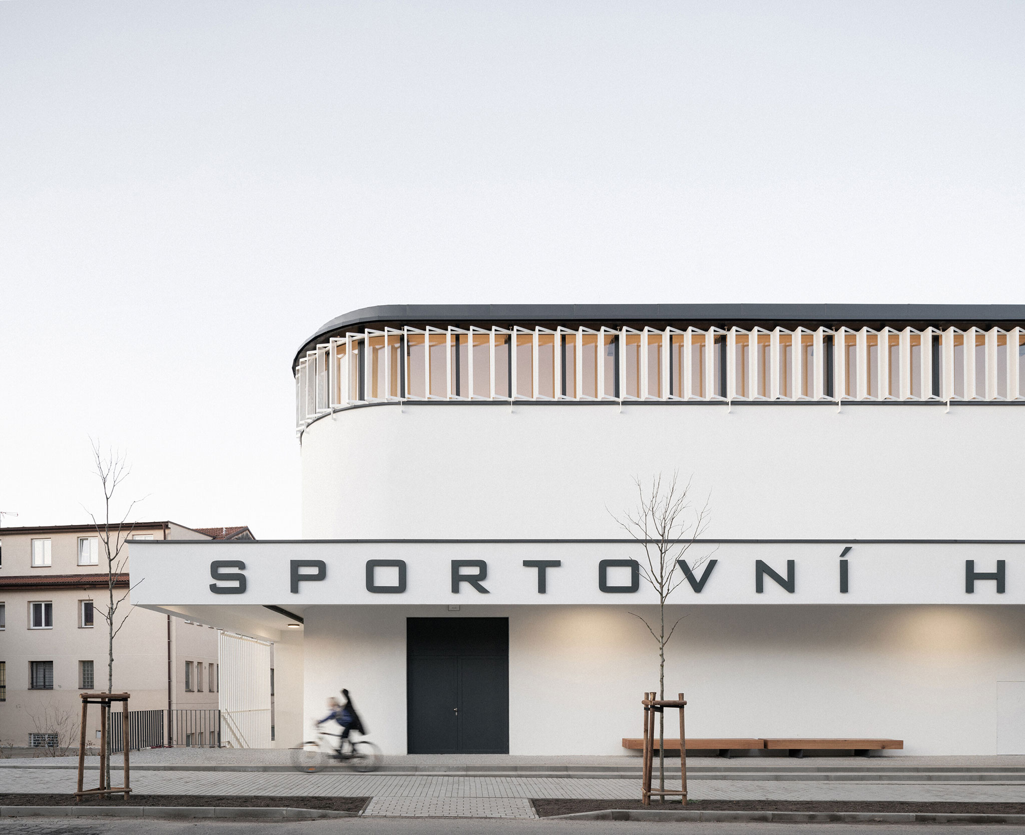 Pabellón deportivo de Řevnice por Grido architekti. Fotografía por Alex Shoots Buildings.