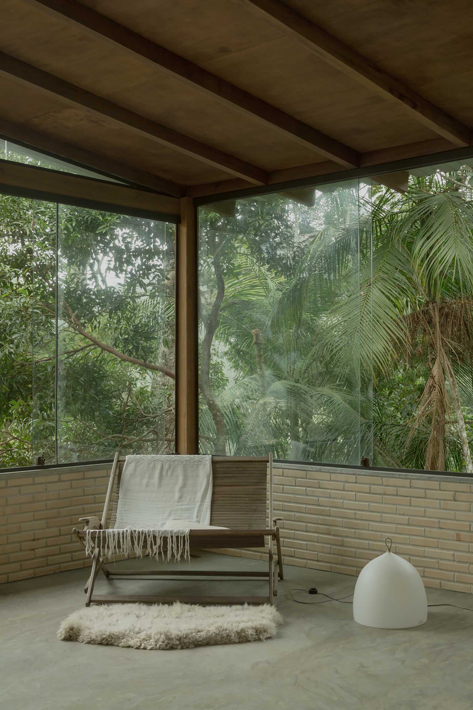 Casa na Árvore / House in the Trees by Juliana Ayako. Photograph by Federico Cairoli