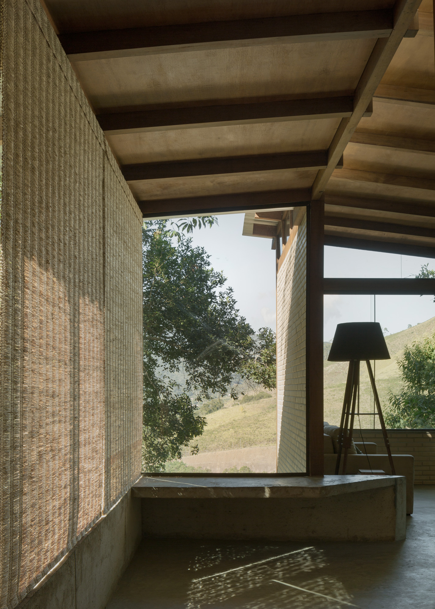 Casa na Árvore / House in the Trees by Juliana Ayako. Photograph by Federico Cairoli.  Casa na Árvore / Casa en los árboles por Juliana Ayako. Fotografía por Federico Cairoli.