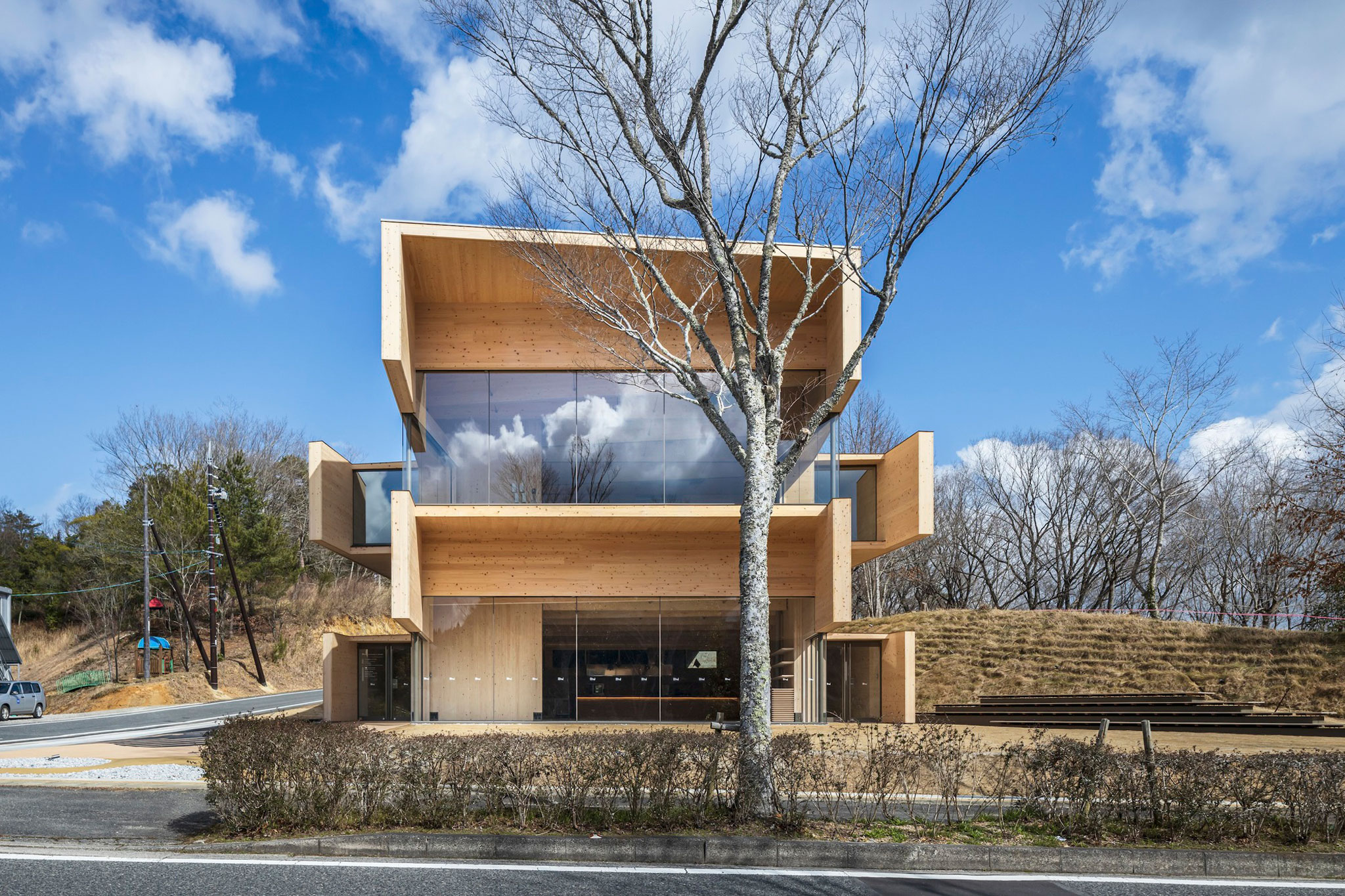 Kibi Kogen N Square by Kengo Kuma & Associates. Photograph by Kenji Kobayashi / Kawasumi