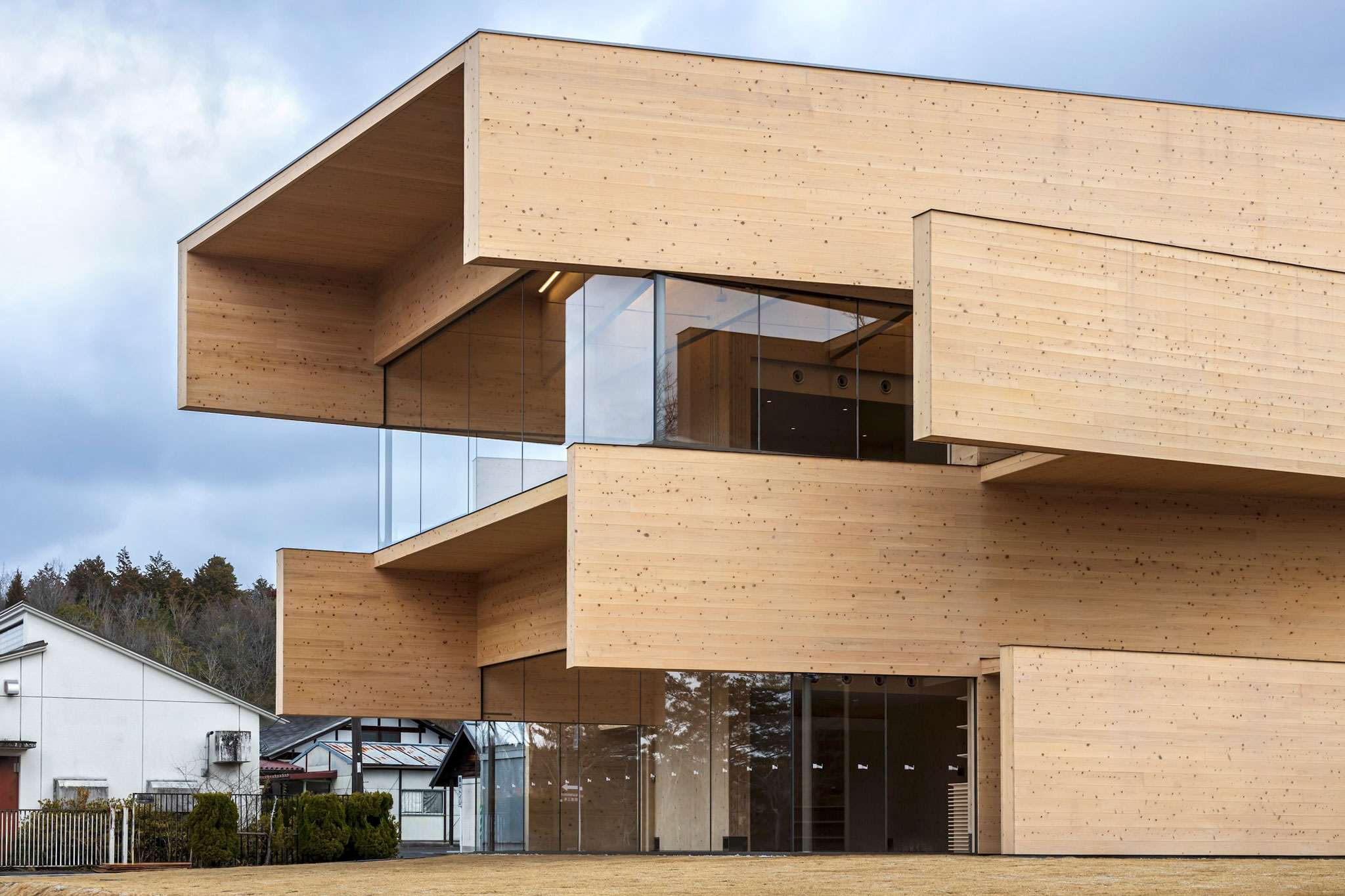 Kibi Kogen N Square por Kengo Kuma & Associates. Fotografía por Kenji Kobayashi / Kawasumi.