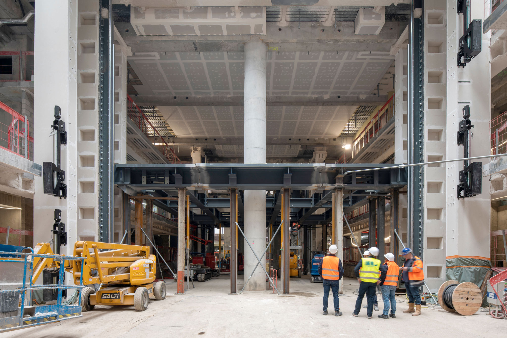 Vista interior del edificio de la futura sede de la Fundación Cartier para el arte contemporáneo, en la plaza del Palais-Royal, París. Vista de la plataforma 1 en construcción. Diciembre de 2023. Fotografía de Martin Argyroglo.