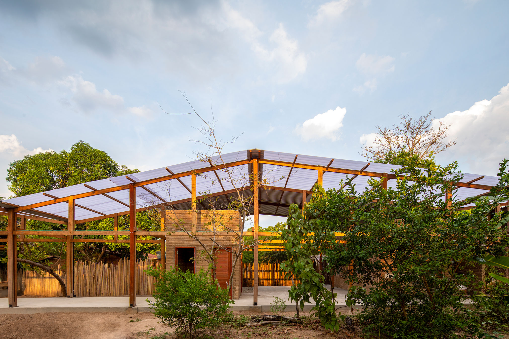 Coconut Harvester Center by Estudio Flume. Photograph by Maíra Acayaba.