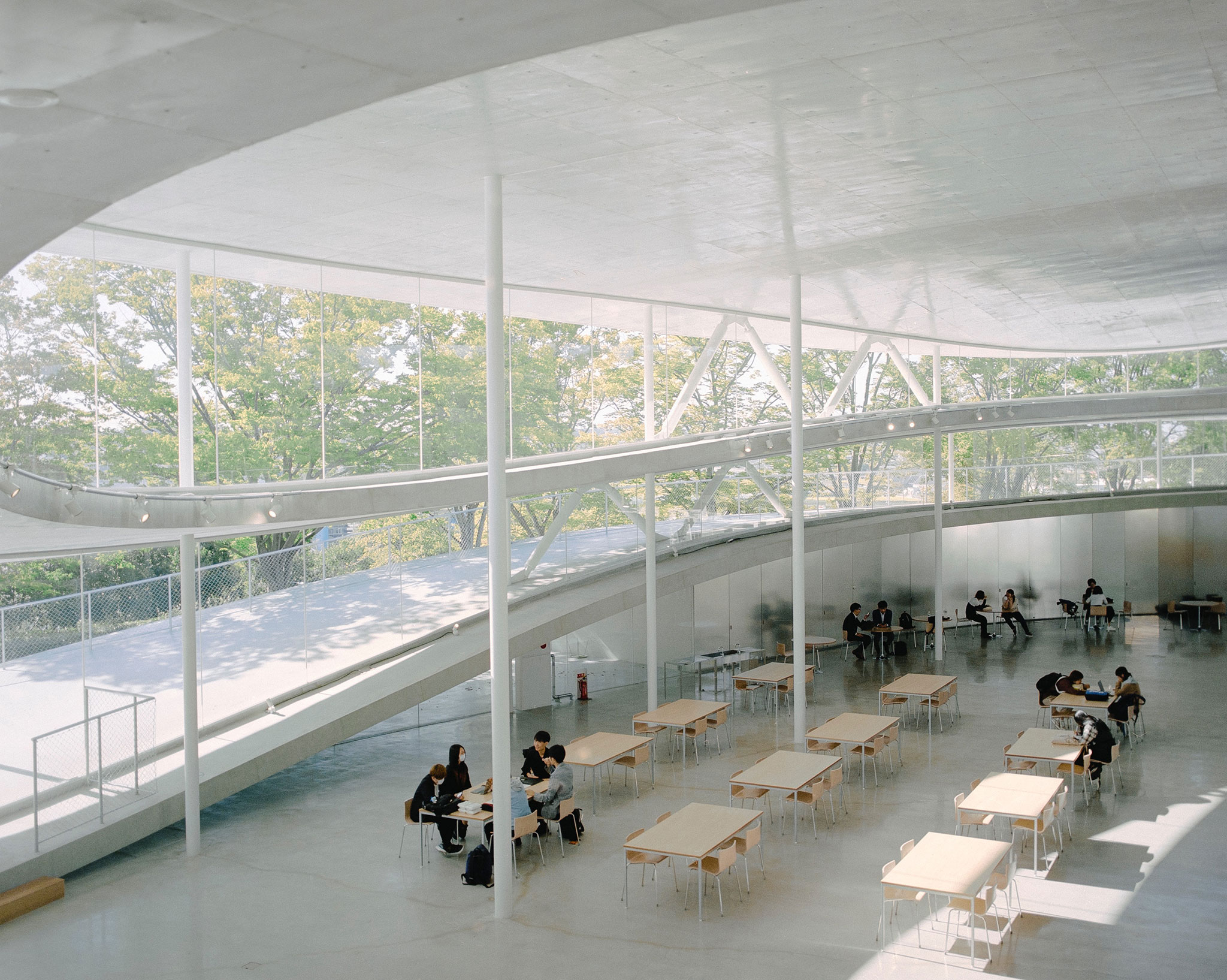 Edificio de la facultad de artes y ciencias de la Universidad de Artes de Osaka por Kazuyo Sejima. Fotografía por Mengzhu Jiang.