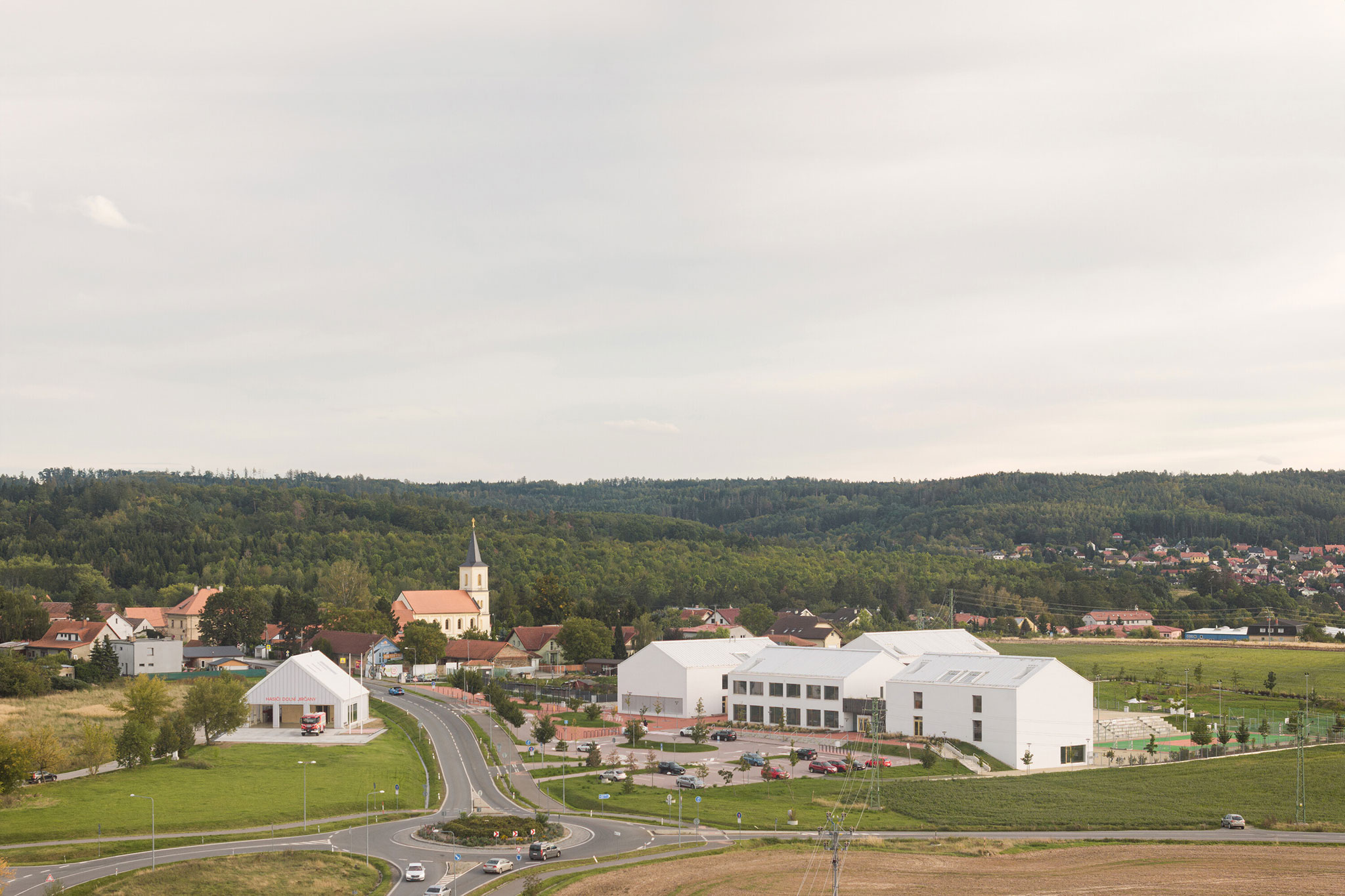 Estación de Bomberos Jirčany por SOA architekti. Fotografía por Alex Shoots Buildings.