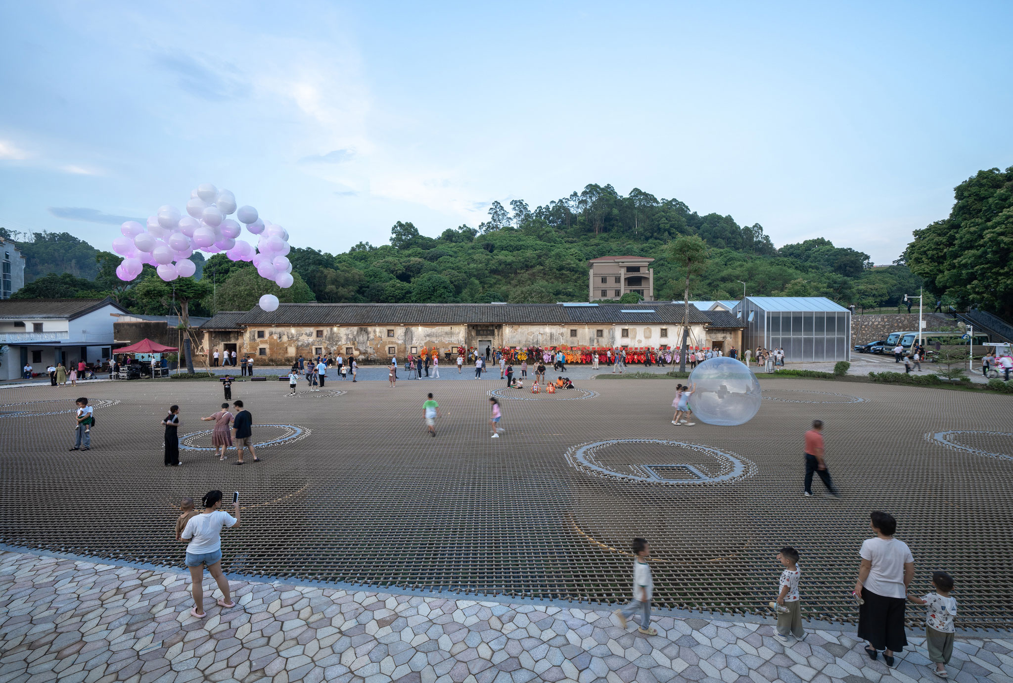 "Soft Square" in Changshou by ZXD Architects. Photograph by Zhang Chao.    «Plaza blanda» en Changshou por ZXD Architects. Fotografía por Zhang Chao.